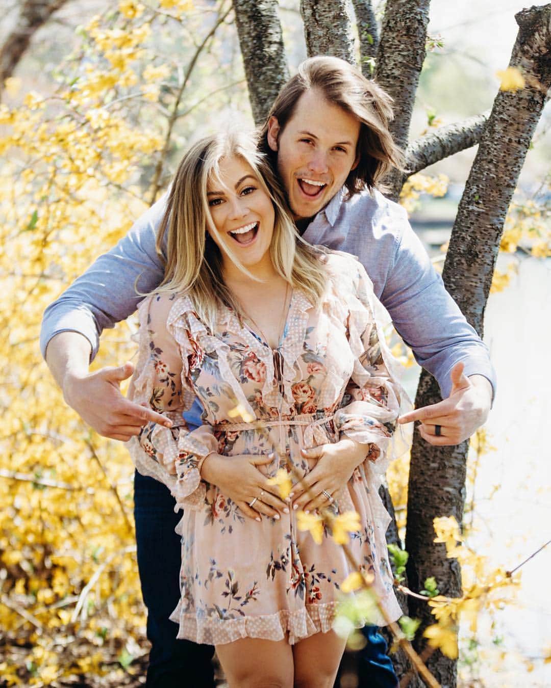 Inside Gymnasticsさんのインスタグラム写真 - (Inside GymnasticsInstagram)「🤔When a football player and a gymnast have a baby, what sport will the child participate in?!🤔Congrats Shawn and Andrew! #Repost @shawnjohnson @theeastbaby ... we cannot WAIT to welcome you to the world and shower you with love. @andrewdeast WE DID IT! Check out the full announcement with link in bio🤰#pregnant #marriage #family」4月5日 2時07分 - insidegym