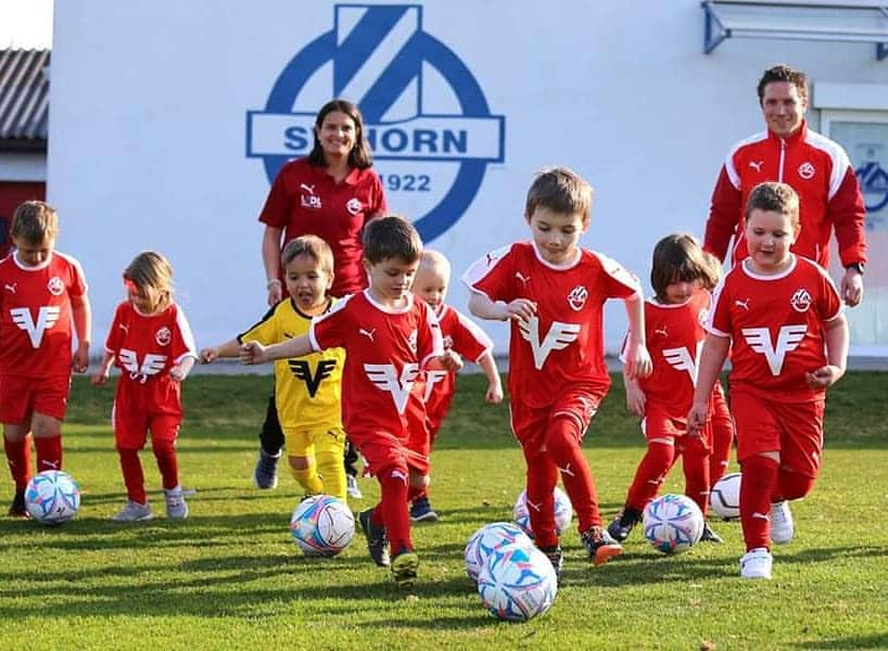 SVホルンさんのインスタグラム写真 - (SVホルンInstagram)「Von den Kleinsten bis zur Kampfmannschaft - der SV Horn ist einer der größten Ausbildungsvereine Niederösterreichs seit Jahrzehnten! #SVHorn #stolzaufunserenNachwuchs #svhornnachwuchs #wirsindfamilie #ausbildungsverein #bepartofit」4月5日 2時08分 - svhorn1922