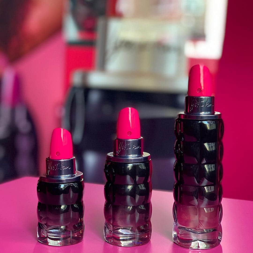 のインスタグラム：「Succombez pour le nouveau parfum  Yes I Am Pink First by @cacharelparfums 💄 Une declaration de féminité audacieuse et pétillante ! Suivez notre aventure strong & powerful dans notre story ! #YesIAmPinkFirst #SephoraFrance」