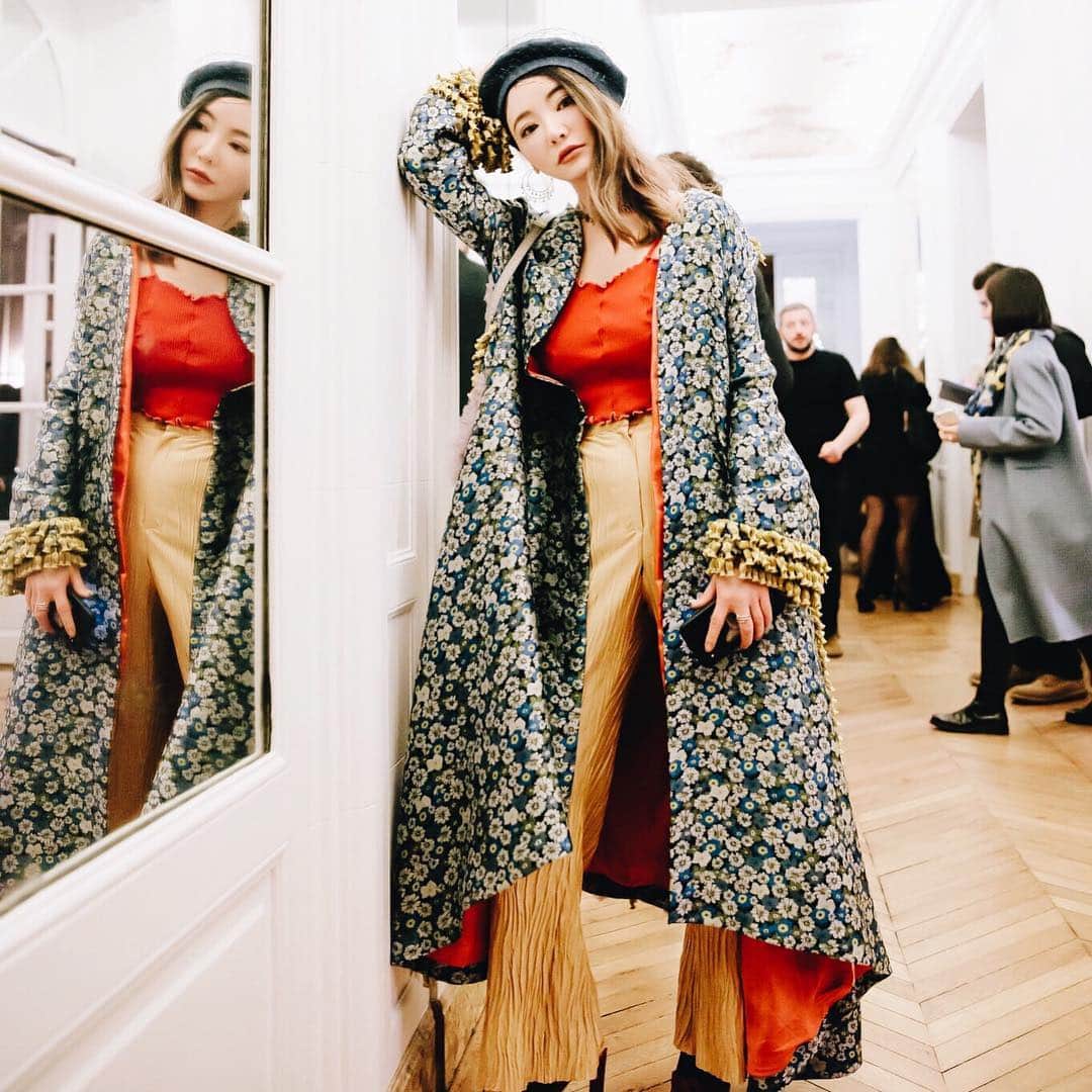 クリスティン・ウェイのインスタグラム：「I see you in the mirror!  #parisfashionweek #fashionista #fashionlover #christinewei #cwfashion #cwtrip #クリスティンウェイ #valmuer #valmuertravelcamp」