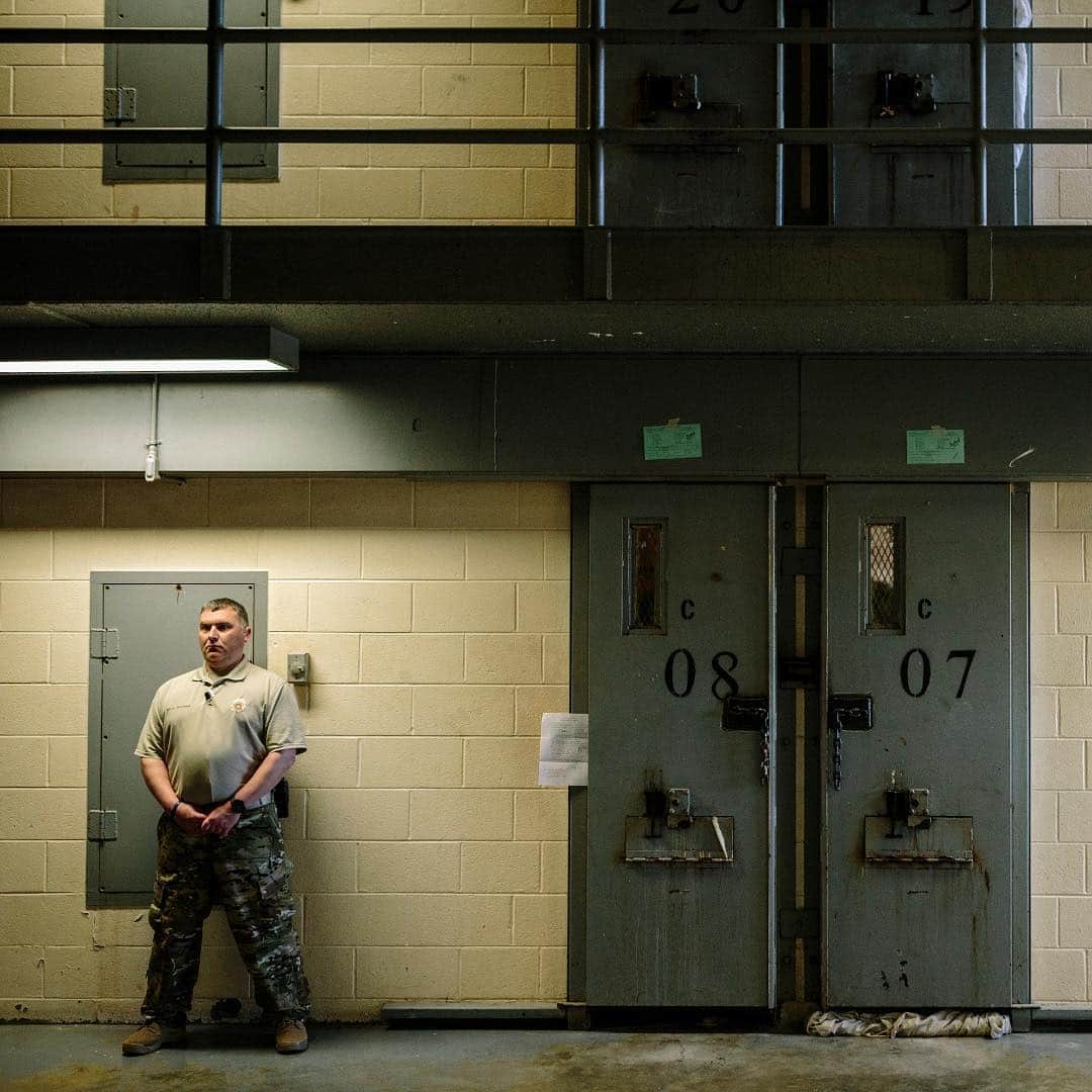 ニューヨーク・タイムズさんのインスタグラム写真 - (ニューヨーク・タイムズInstagram)「In a grim report on the Alabama prison system, the Justice Department found that prisoners endured some of the highest rates of homicide and rape in the country, and that officials showed a “flagrant disregard” for inmates’ rights in the overcrowded and understaffed facilities. The investigation, which began toward the end of the Obama administration, is one of the first major civil rights investigations by the department to be released under President #Trump. Following the report’s release on Wednesday, the department notified the prison system that it could sue in 49 days “if State officials have not satisfactorily addressed our concerns.” State officials said the report addressed issues that Alabama was already aware of and working to fix. Visit the link in our profile to read more. @misterwidmer shot this photo inside the St. Clair Correctional Facility in Springville, Alabama, in 2017 while on a reporting trip for #nytimes.」4月5日 2時17分 - nytimes