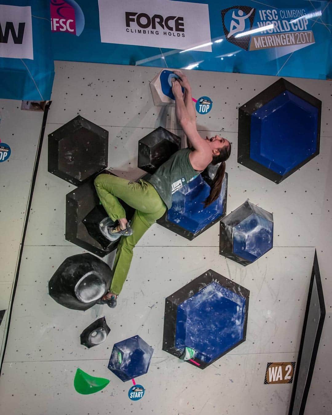 ユリア・クルーダーのインスタグラム：「Snowy roads to Meiringen, but we made it! ❄️ Excited to climb tomorrow!! 💪🏻✨ 📸: @vladek_zumr  @sloveniaclimbing @scarpaspa #scarpaspa #scarpa #drago #climbing #bouldering #ifscwc #Meiringen #slovenijapleza #girlswhoclimb #climbing_lovers #climbing_is_my_passion #climbing_worldwide #climbinggirl #climbing_pictures_of_instagram」