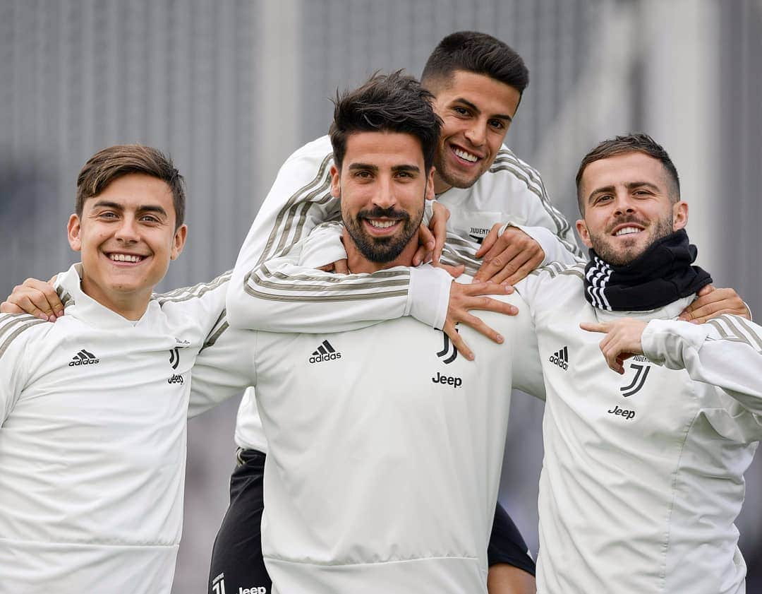 ユヴェントスFCさんのインスタグラム写真 - (ユヴェントスFCInstagram)「Birthday time at JTC for @sami_khedira6 🎂  #FinoAllaFine #ForzaJuve」4月5日 2時25分 - juventus