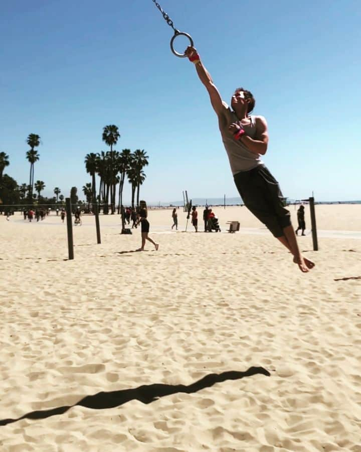 ロビー・ジャーヴィスのインスタグラム：「Still trying to fly! 💨👱🏻🙏🏻」