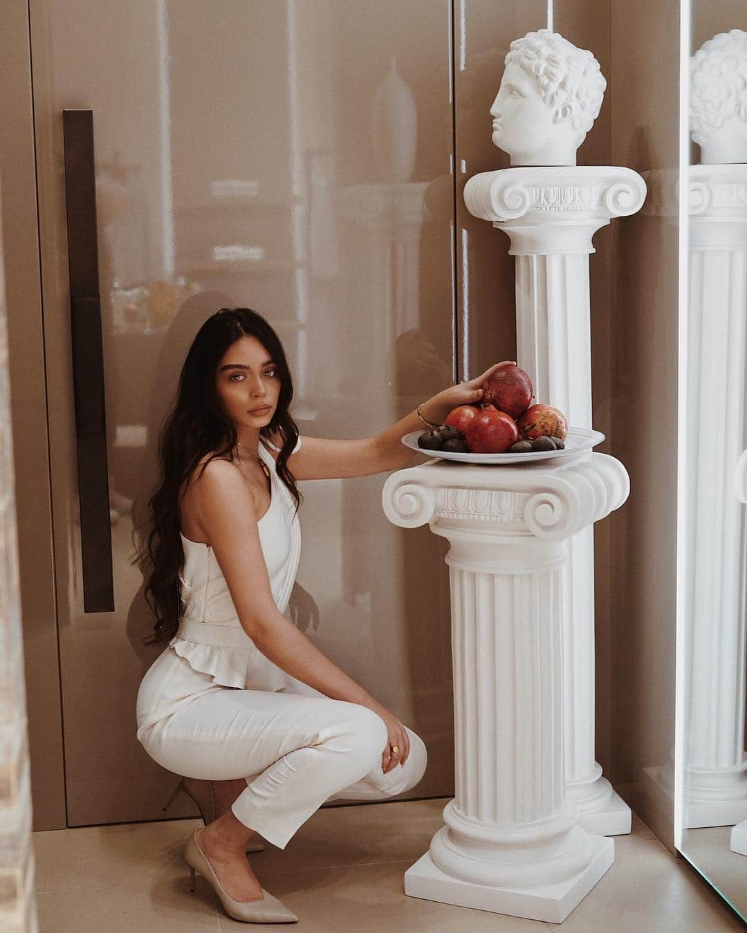 JANICE JOOSTEMAさんのインスタグラム写真 - (JANICE JOOSTEMAInstagram)「Just here on set eating figs and juggling fruit (check out my stories) @MAXMARA #MaxMaraVancouver 💕  Go to Pacific Centre Max Mara and check out the new Spring/Summer Collection!」4月5日 2時42分 - janicejoostemaa