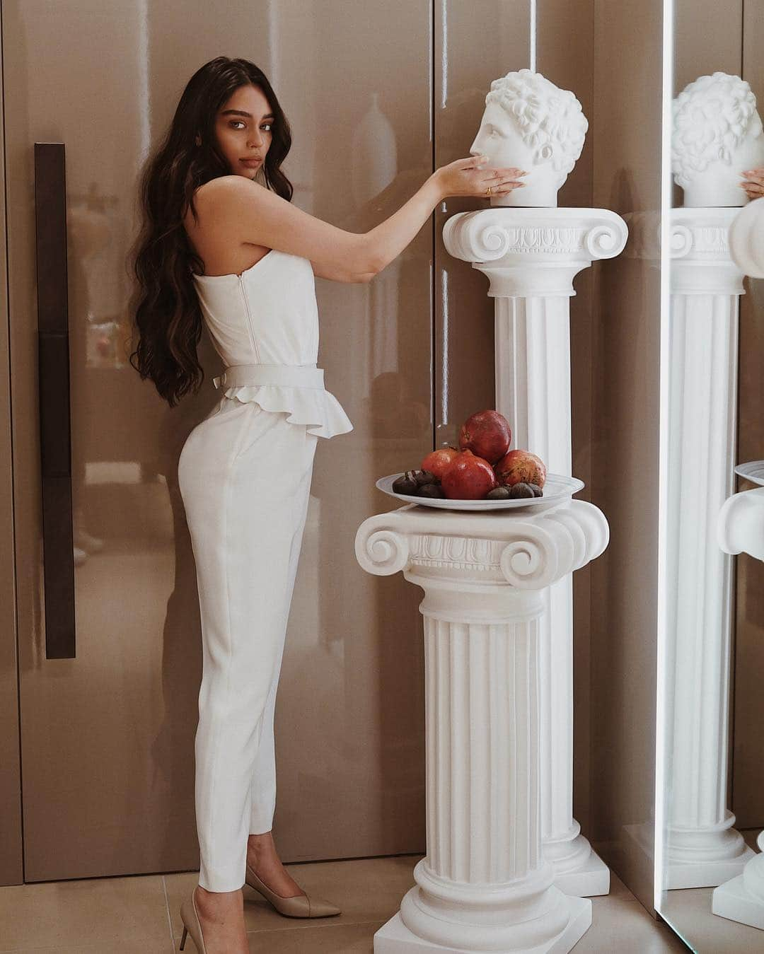 JANICE JOOSTEMAさんのインスタグラム写真 - (JANICE JOOSTEMAInstagram)「Just here on set eating figs and juggling fruit (check out my stories) @MAXMARA #MaxMaraVancouver 💕  Go to Pacific Centre Max Mara and check out the new Spring/Summer Collection!」4月5日 2時42分 - janicejoostemaa