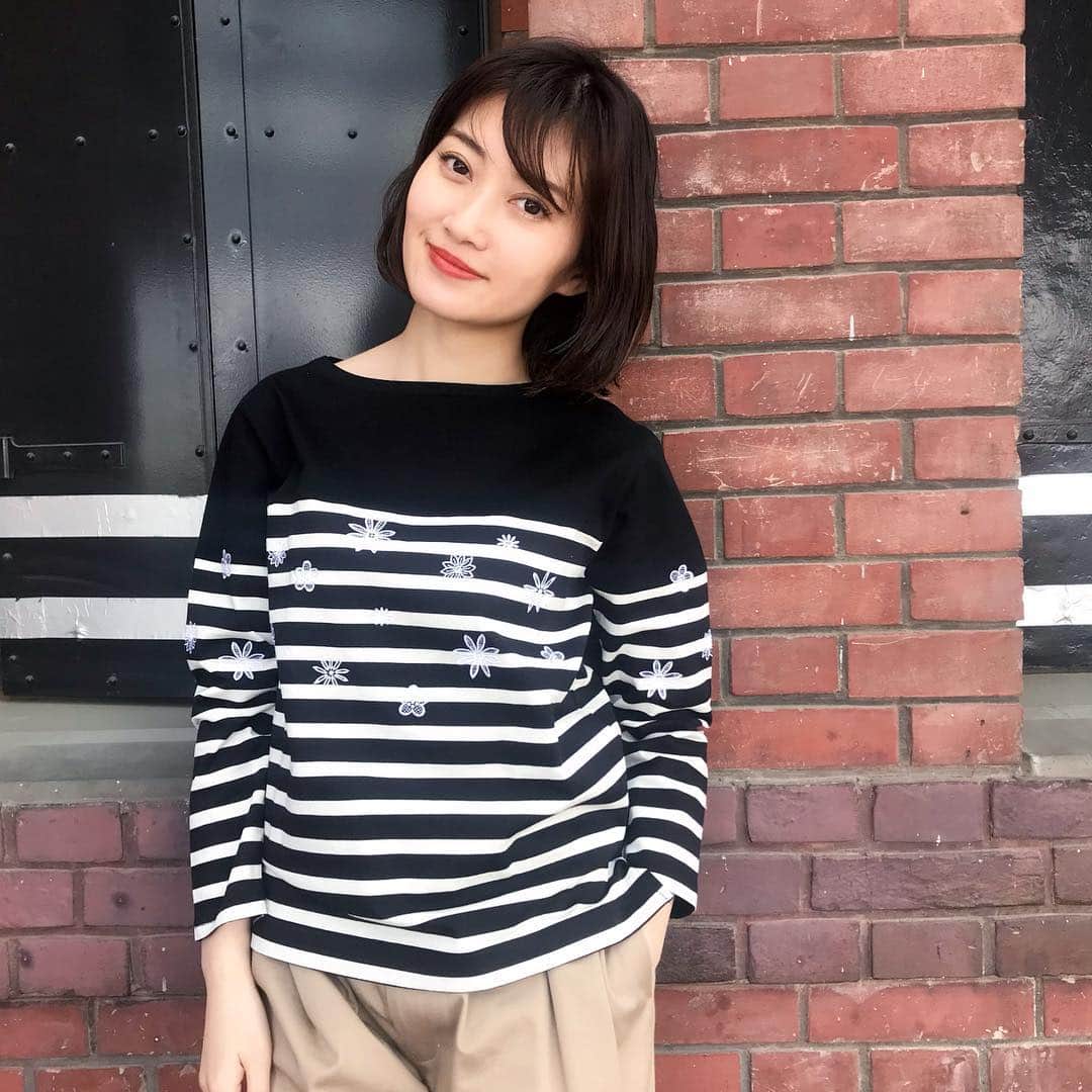 のインスタグラム：「そろそろボーダーの季節。 けど、コート閉まったのにまた出したりしてる今日この頃。桜も満開なのにいつになったらあったかくなるの😢早く本格的な春来てほしい…」