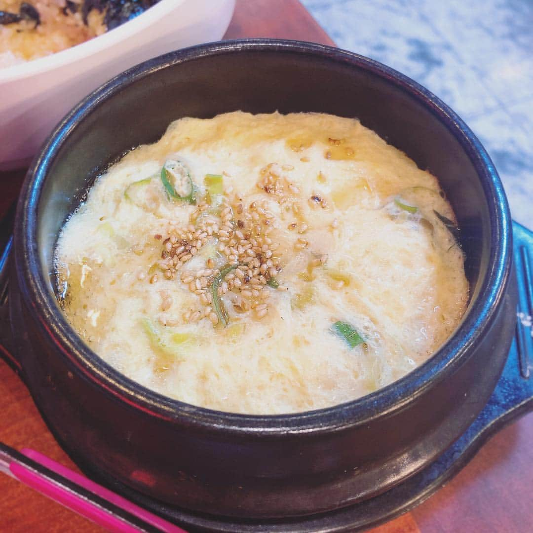 神崎紗衣さんのインスタグラム写真 - (神崎紗衣Instagram)「平成最後の渡韓になりそ🇰🇷 食べたいだけ頼んだら、かなりの量なので食べきれないよ何か減らしてって店員さんに止められたけどケンチャナヨ～って。 ケジャン、カニ味噌ビビンバ、サンナクチ、ケランチムをしっかり4人前たいらげた✌️苦しくて死亡ちゃんだよ大丈夫そ？ (お箸は頑張ったらちゃんと持てるんでアドバイスも説教も不要です) . . #korea#koreanfood#soul#instafood#japanesegirl#thefatdiet#trip#instafashion#먹방#인스타푸드#여행#좋아요#지방이#韓国#ケジャン#サンナクチ#踊り食い#カロスキル#脂肪ちゃん」4月5日 2時43分 - kanzaki_sae