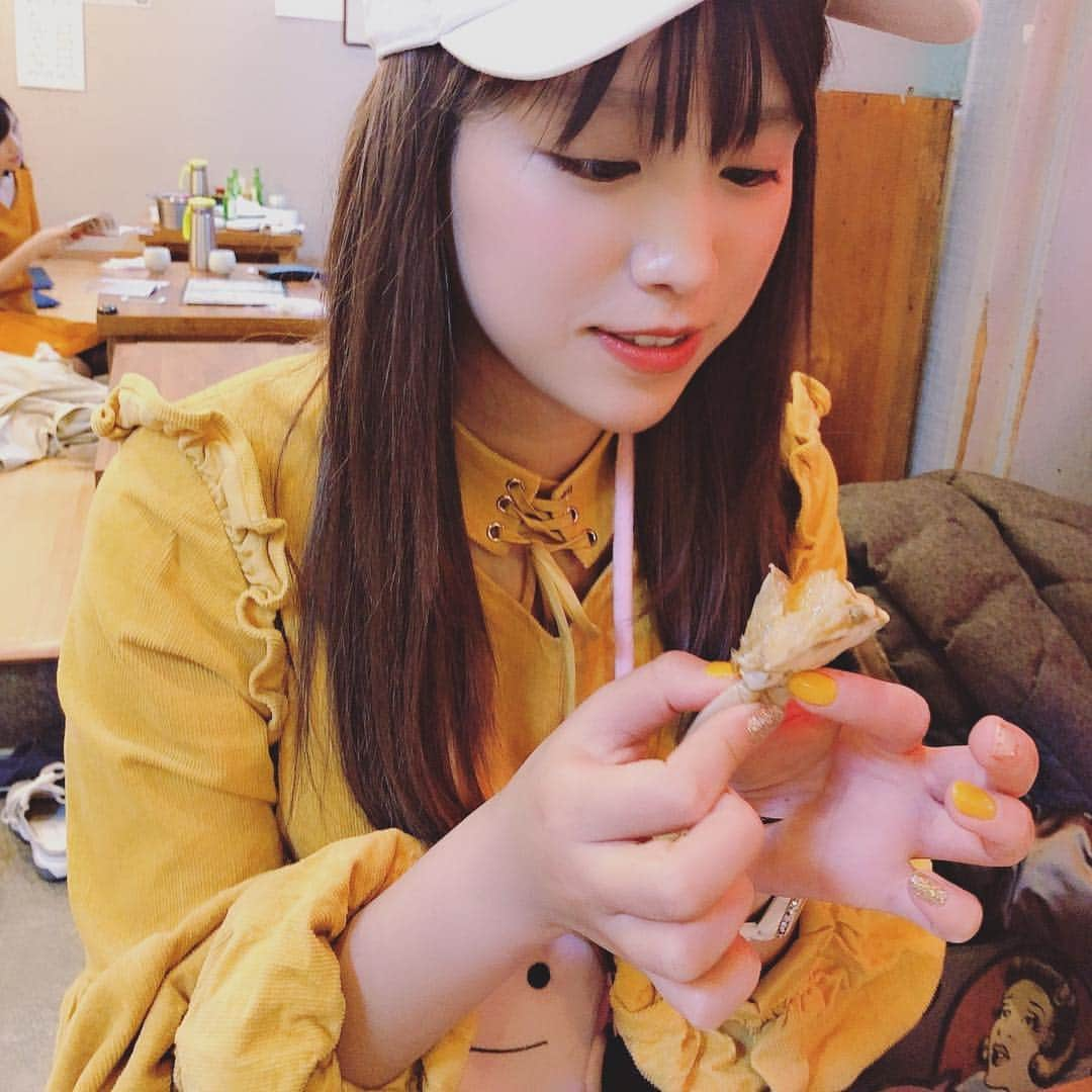 神崎紗衣さんのインスタグラム写真 - (神崎紗衣Instagram)「平成最後の渡韓になりそ🇰🇷 食べたいだけ頼んだら、かなりの量なので食べきれないよ何か減らしてって店員さんに止められたけどケンチャナヨ～って。 ケジャン、カニ味噌ビビンバ、サンナクチ、ケランチムをしっかり4人前たいらげた✌️苦しくて死亡ちゃんだよ大丈夫そ？ (お箸は頑張ったらちゃんと持てるんでアドバイスも説教も不要です) . . #korea#koreanfood#soul#instafood#japanesegirl#thefatdiet#trip#instafashion#먹방#인스타푸드#여행#좋아요#지방이#韓国#ケジャン#サンナクチ#踊り食い#カロスキル#脂肪ちゃん」4月5日 2時43分 - kanzaki_sae