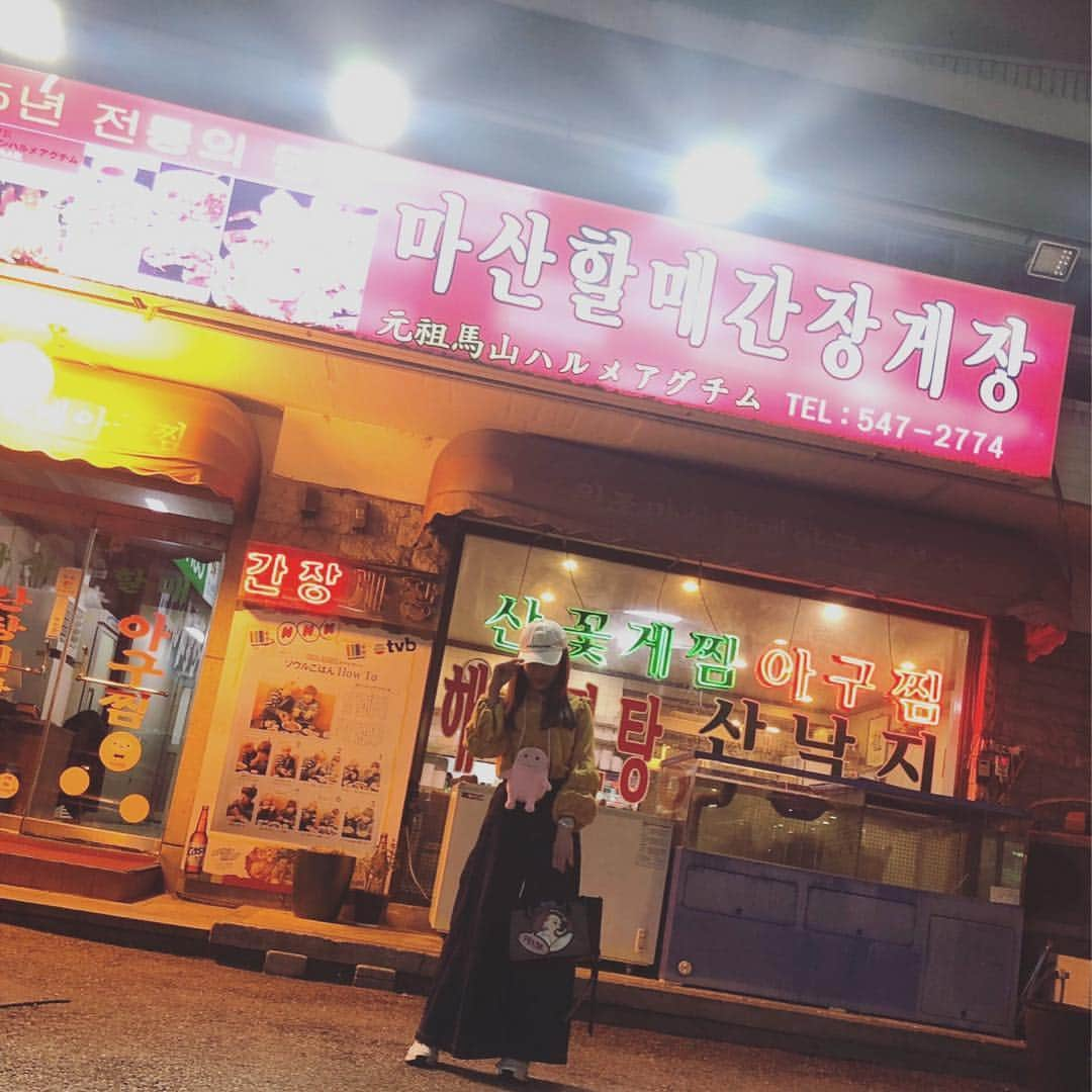 神崎紗衣さんのインスタグラム写真 - (神崎紗衣Instagram)「平成最後の渡韓になりそ🇰🇷 食べたいだけ頼んだら、かなりの量なので食べきれないよ何か減らしてって店員さんに止められたけどケンチャナヨ～って。 ケジャン、カニ味噌ビビンバ、サンナクチ、ケランチムをしっかり4人前たいらげた✌️苦しくて死亡ちゃんだよ大丈夫そ？ (お箸は頑張ったらちゃんと持てるんでアドバイスも説教も不要です) . . #korea#koreanfood#soul#instafood#japanesegirl#thefatdiet#trip#instafashion#먹방#인스타푸드#여행#좋아요#지방이#韓国#ケジャン#サンナクチ#踊り食い#カロスキル#脂肪ちゃん」4月5日 2時43分 - kanzaki_sae