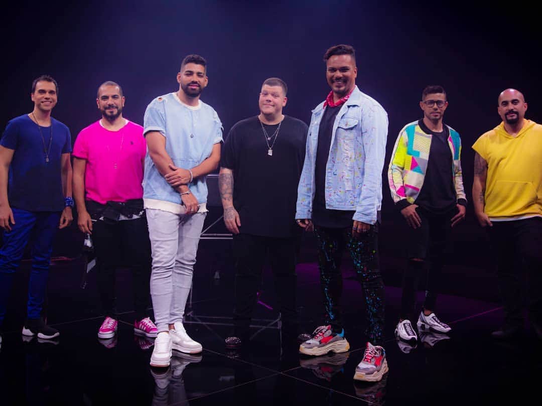 のインスタグラム：「Porque quando a gente se junta, sempre sai coisa boa! 😃 O resultado desse encontro já está no Youtube e nos apps de música!  Ouça e assista os clipes de #MeArrependi com @ferrugem e #50Vez com @dilsinho😉 #SorrisoMarotoAoCuboAoVivoEmCores #SM3 #tbt」