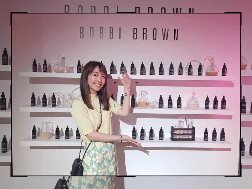 うえむらちかのインスタグラム：「最近ファンデーションをどれにするか色々試して探していたのですが…  インテンシブ スキン セラム ファンデーション 4周年 アニバーサリー パーティー  で肌質を診てもらい、自分に合うファンデーションを選んでもらいました♡  この発売4周年を迎えたボビイ ブラウン  @bobbibrownjapan のNo. 1ベストセラー「インテンシブ スキン セラム ファンデーション SPF 40 (PA++++)」は  保湿成分として東洋古来から使われてきた、冬虫夏草をはじめ、美容液フォーミュラそのもののような、スキンケア成分を配合しているのでつけるたびにしっとり艶やかな肌に♡  しかもSPF40 (PA++++）なので、美肌の敵、紫外線からもがっちり保護してくれます🌞 .  使い始めて少し経つのですが、ファンデを塗ってる感覚があまりなく乾燥肌な私にもぴったりな使い心地でした✨ .  何よりボトルが可愛すぎて、メイクするのが日々楽しいです💕 .  #ボビイブラウン #BBlovesALEXIA #インテンシブスキンセラムファンデーション #美容液ファンデ #ファンデーション #SPF #紫外線 #美肌 #メイク好きさんと繋がりたい #chameleonsinc  #cosmetics #ツヤ肌メイク #ツヤ肌ファンデ @alexiastam_official」