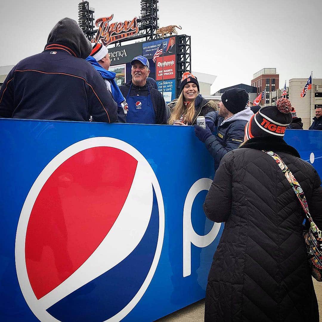 デトロイト・タイガースさんのインスタグラム写真 - (デトロイト・タイガースInstagram)「@Pepsi from Dave Rozema?! Fans in the new Pepsi 12-Pack were surprised by a guest server today. #OpeningDayDET」4月5日 2時57分 - tigers