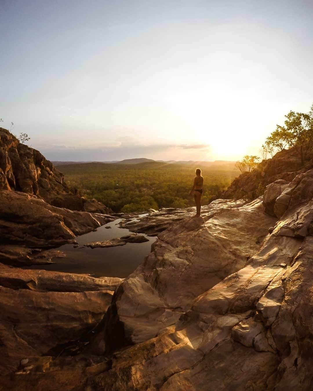 Australiaさんのインスタグラム写真 - (AustraliaInstagram)「Golden hour at #GunlomFalls is absolute magic ✨ @insta_ines_travels and @tmrobinson_wanders were lucky enough to spend a #sunset session swimming in this natural #infinitypool in @tourismtopend’s #KakaduNationalPark, which has breathtaking views across the rugged landscape of @parksaustralia’s @seekakadu. For a taste of what you can expect to see in #Australia's biggest national park (it covers almost 20,000 square kilometres!), look up Google’s newly launched #StreetView for #Kakadu - the amazing 360-degree footage will certainly inspire your next @ntaustralia adventure. 🗺️👀 #seeaustralia #NTaustralia #tourismtopend #seekakadu #parksaustralia #travel」4月5日 3時00分 - australia