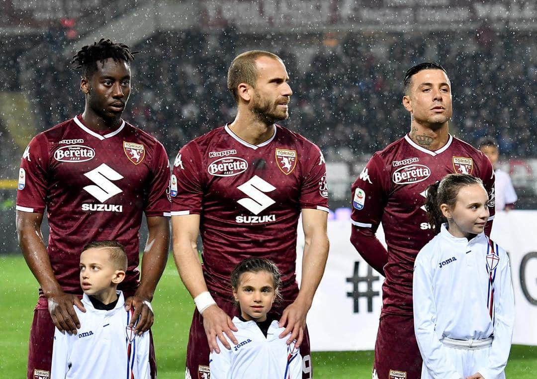 ロレンツォ・デ・シルヴェストリのインスタグラム：「Ecco questa è una che foto piace a me e che sottolinea il potere POSITIVO di questo sport!  Diverse generazioni a confronto,nazionalità diverse e il Calcio ad unire tutti! Ps. Un abbraccio particolare alla piccola Giulia!! #ilcalcioèdichiloama #ilovethisgame #valori ⚽️🔥👏🏻」
