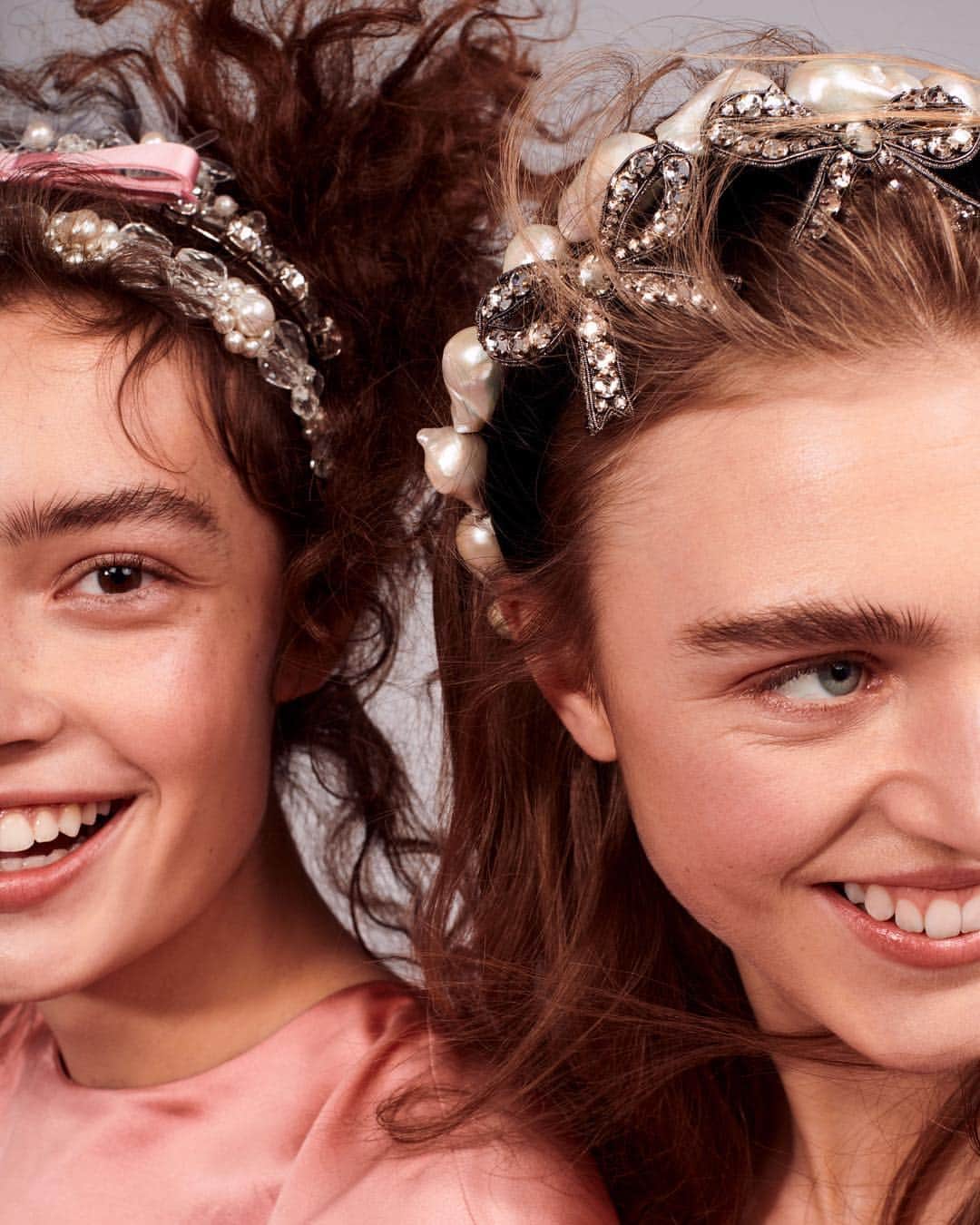 Vogueさんのインスタグラム写真 - (VogueInstagram)「Whatever your hair philosophy of the moment, it’s guaranteed to look that much better if you throw—or tie—a bow on it. The spring 2019 runways saw scene-stealing hair accessories take center stage. Tap the link in our bio for more inspiration. Photographed by @Elaine_Constantine, styled by @vittoriacerciello, Vogue, March 2019」4月5日 3時05分 - voguemagazine