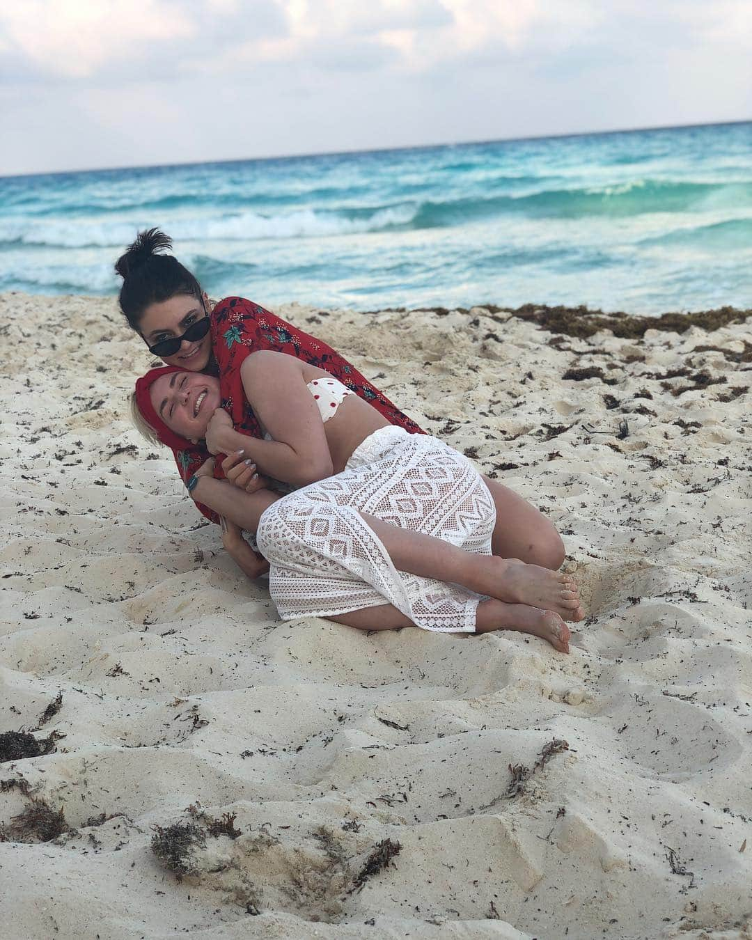 オリヴィア・スマートさんのインスタグラム写真 - (オリヴィア・スマートInstagram)「Sand... sand everywhere 😼😻 #cancun #bestie」4月5日 3時09分 - oliviasmartx