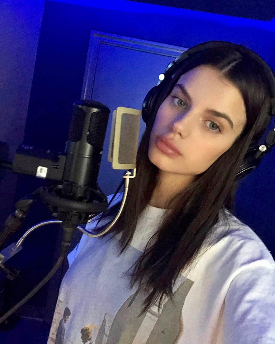 ソニア・ベン・アンマーのインスタグラム：「💙🖊」