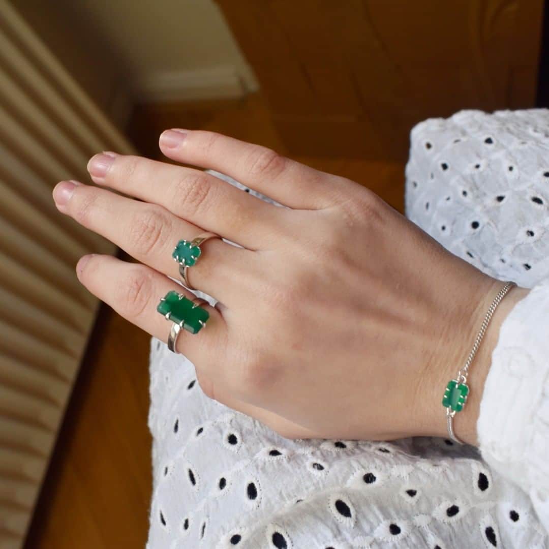 のインスタグラム：「Sophia Roe rings and Sophia Roe bracelet with the amazing Green Agate💚  #sophiaroeforcarre」