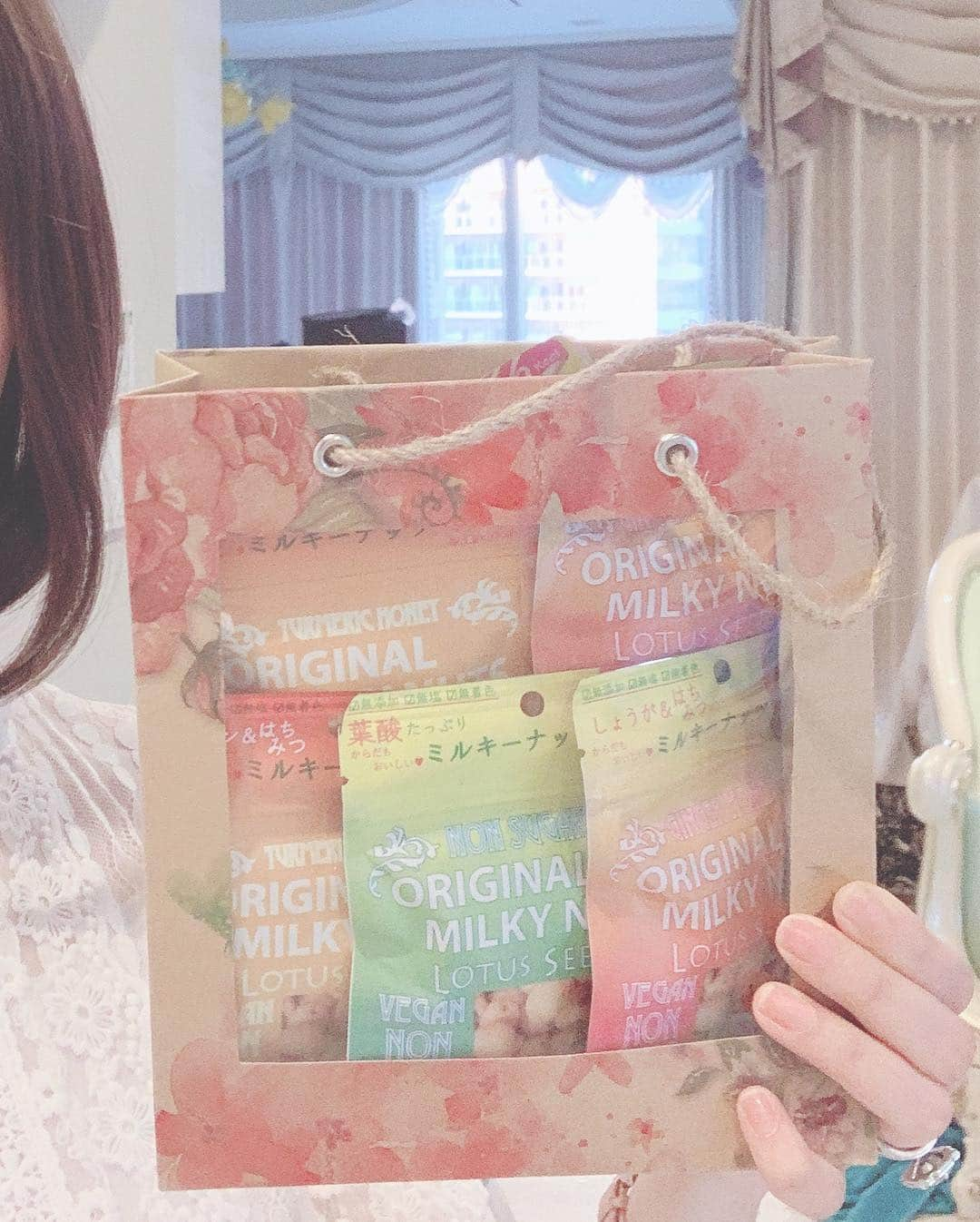 森下悠里さんのインスタグラム写真 - (森下悠里Instagram)「漢方薬膳などで古くから アジアで食されてる蓮の実👸🍽 この 蓮の実の💎ミルキーナッツ💎は お子様からご年配の方まで幅広い方が 安心して食べれるのー✨ - そのまま、スナック感覚で✨ポリポリ✨ サラダやスウィーツのアクセントにも💓 食卓の色んなシーンでオススメです✨ - 私はいつもバッグに入れて小腹が空いた時に ポリポリ 美味しく食べてます✨ - お友達へのプレゼントに喜ばれるから お土産にいつもorderしてるよ💓 - 妊婦さんに嬉しい葉酸入りや  生姜はちみつ🍯ウコンはちみつ🐝味も有ります✨ これからもセットでorderしよーっと✨ - 会場でフィフィさんに会えました✨✨ 優しくて素敵な方でしたー✨✨✨ - @msmrt.jp #ミルキーナッツ #無添加 #無塩 #無着色 #新しいお菓子 #美容健康食 #オーガニック #organic #lotusseeds #milkynuts」4月4日 18時12分 - yuurimorishita