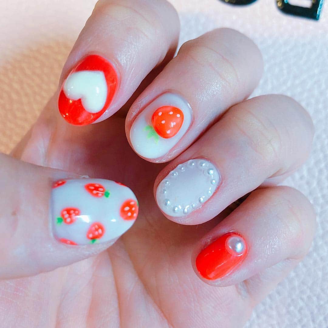 あやなんさんのインスタグラム写真 - (あやなんInstagram)「久しぶりにネイルした〜💕💕 イチゴ🍓とさくらんぼ🍒」4月4日 18時12分 - ayachan_0619