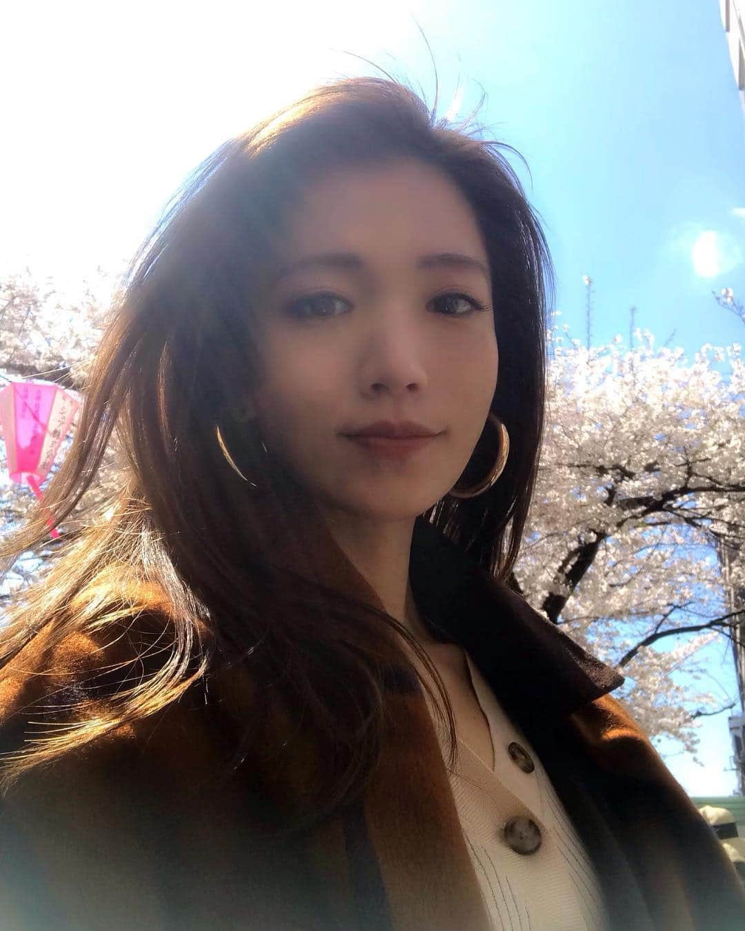 上原歩さんのインスタグラム写真 - (上原歩Instagram)「天気が良くて気持ち良い日でした♡ 葉桜になり始めたものもあって 本格的な春の訪れを感じてます🌱 光で顔の影ホラーですが 空と太陽が気持ち良い1日でした♡ また明日☺︎ ・ #love #happy #life #instagood」4月4日 18時14分 - ayumiuehara