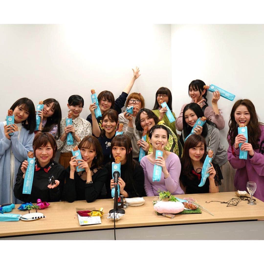 石川彩夏さんのインスタグラム写真 - (石川彩夏Instagram)「😋🍴💓 * 芸能人女子エンタメeスポーツクイーン決定戦最終戦に向けて🏃✨ Youtube生配信に参加して来たよ😊✌️ * なんとっ✨初のスポンサー🎮💓 @zakuzaku_jp 様から新食感シュークリーム『クロッカンシュー ザクザク』 #いちごザク を全員分頂きました✨ #ザクザク とても美味しくて #インスタ映え  ありがとうございました💓 また食べたいくらいハマったな〜💓 (Bグループの写真貰いました✌️) * eQキャンプを通して色々なチームの人と仲良くなれるから凄く楽しい〜💓 普段と違ってのほほんとしながらも 楽しそうなオフの姿が見れるので✨ 見逃した方はYoutubeチェックして見てね😘💕 *」4月4日 18時15分 - ayaka0711zi