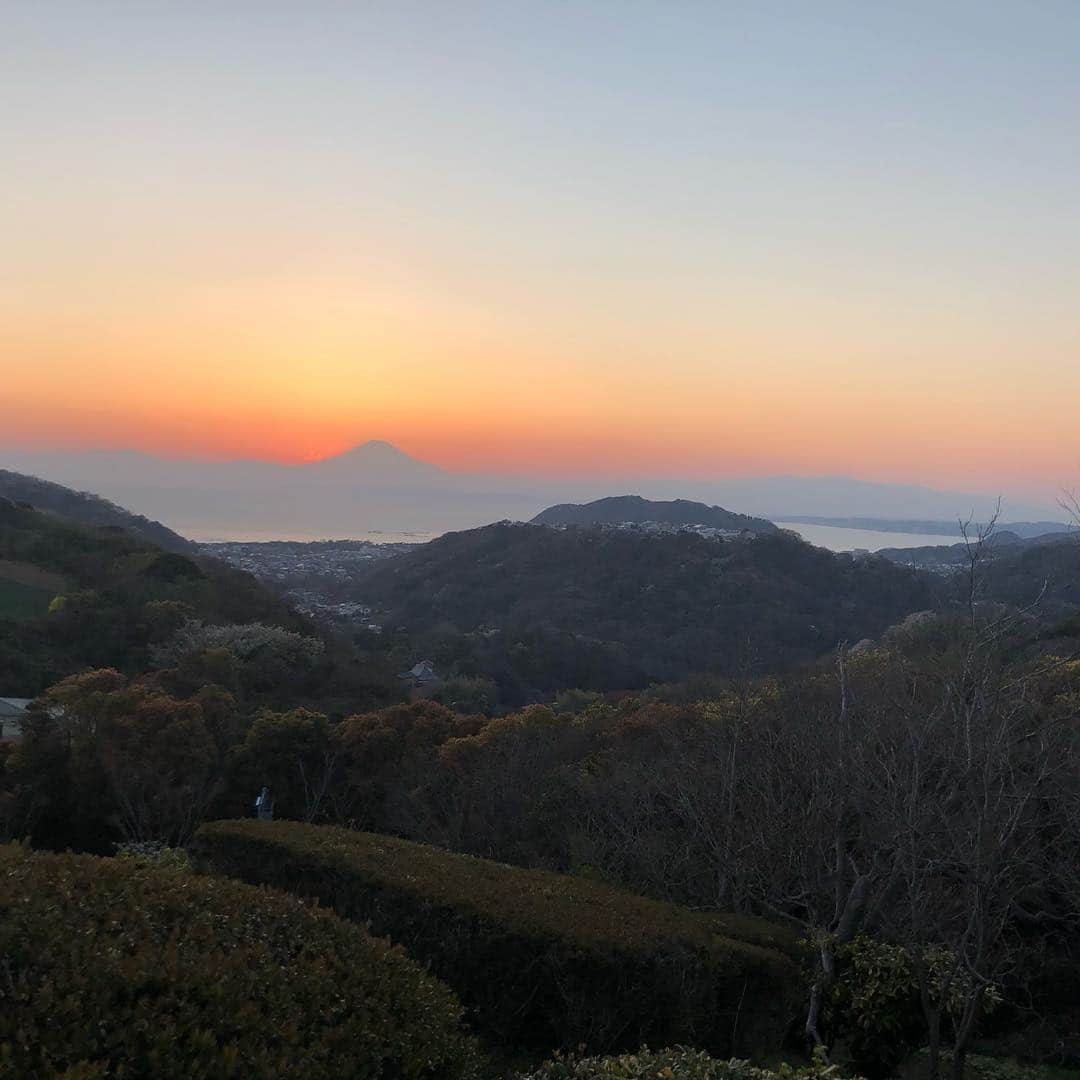 のインスタグラム：「葉山から見る 海の向こうの富士山。 この景色に恋をして 移住したの #葉山 #葉山歩き #富士山」