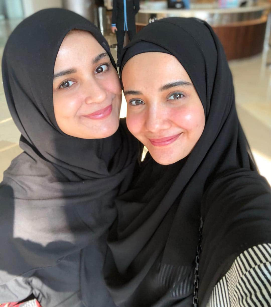 Shireen Sungkarさんのインスタグラム写真 - (Shireen SungkarInstagram)「Cahaya sore hari yg sangat membantu 😅love u siss」4月4日 18時18分 - shireensungkar