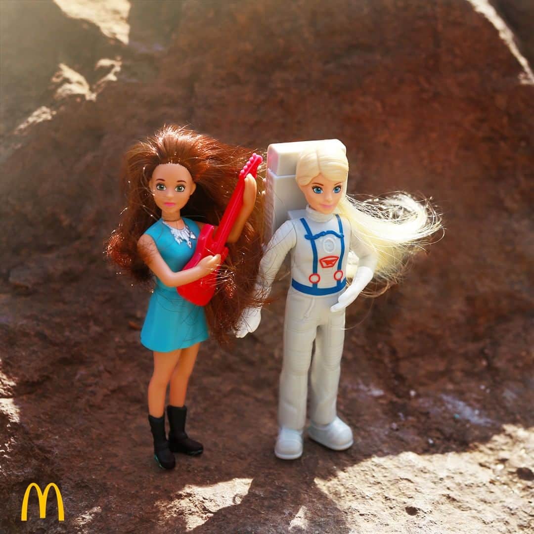 McDonald's Philippinesのインスタグラム：「Whether your kid wants to see the universe or be a world-famous pop star, our new Barbie toys have playtime covered! Get them with every Happy Meal on McDelivery or your nearest McDonald’s!」