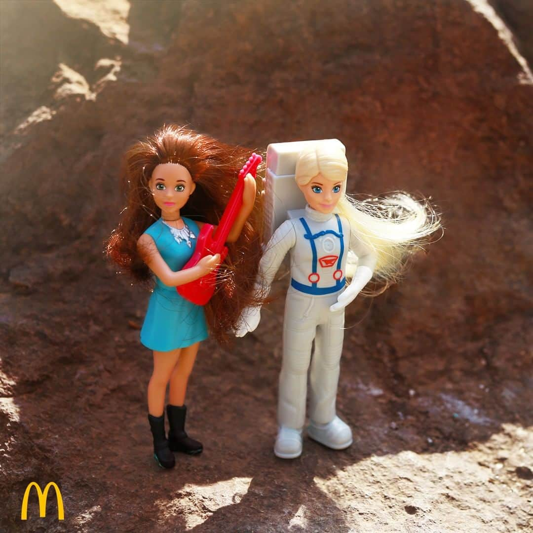 McDonald's Philippinesさんのインスタグラム写真 - (McDonald's PhilippinesInstagram)「Whether your kid wants to see the universe or be a world-famous pop star, our new Barbie toys have playtime covered! Get them with every Happy Meal on McDelivery or your nearest McDonald’s!」4月4日 18時29分 - mcdo_ph