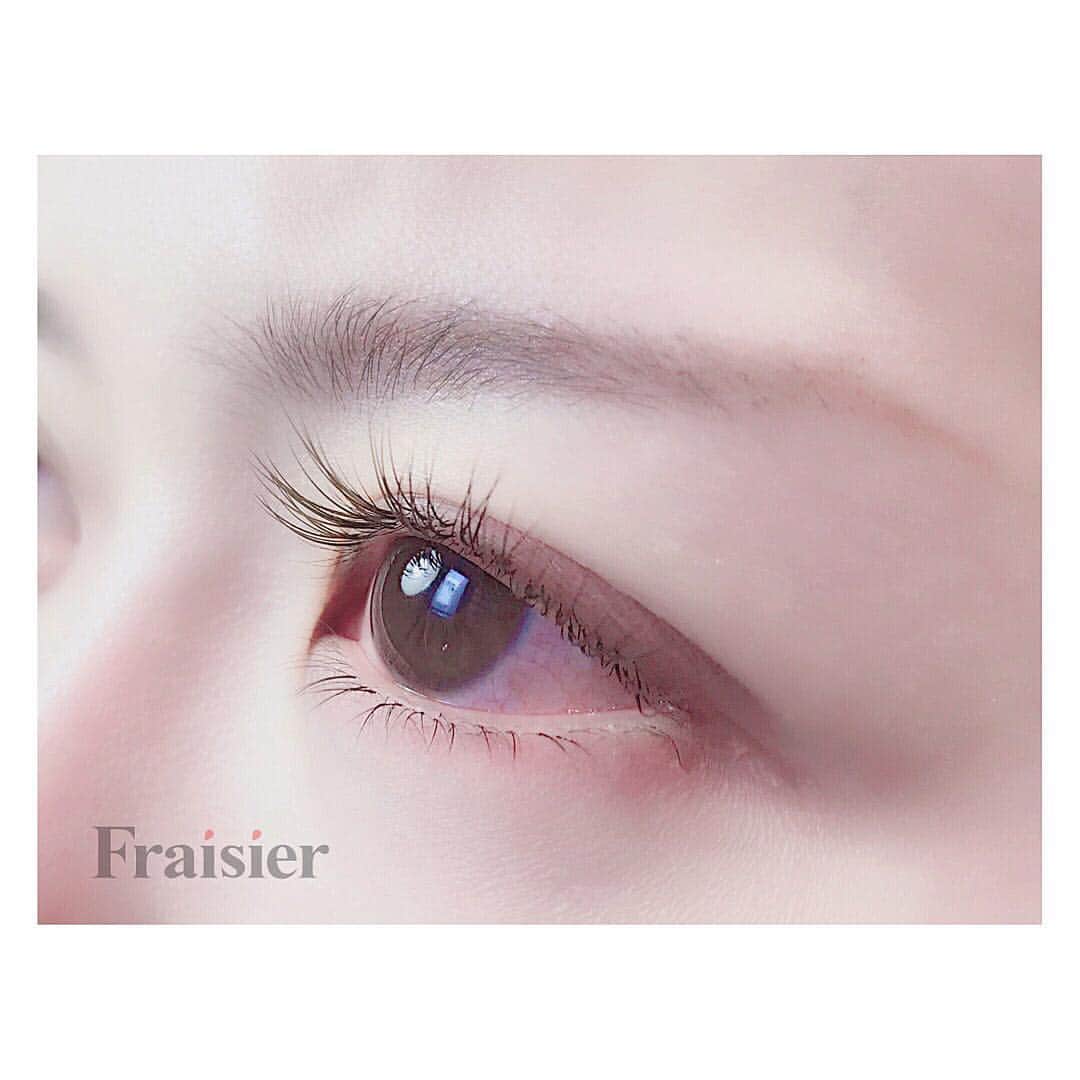 フレジエさんのインスタグラム写真 - (フレジエInstagram)「Jカールでもぱっちり♡ . . お目元によってはJカールでも しっかりぱっちりうえ向きに☺︎ . ダークブラウンのおかげで ほんのりと柔らかさもプラス🌼 . . Amelie 小野田 ( @_y.k_doll_ ) . - - #fraisier_eyelash #マツエク #フラットラッシュ #アップワードラッシュ #マツエクデザイン #ナチュラル #渋谷 #渋谷マツエク #表参道 #instagood #フレジエ #アイリスト #まつ毛パーマ #可愛い #丸目 #たれ目 #オルチャンメイク #メイク #アイラッシュ #春メイク #ラッシュアディクト #自まつ毛風 #アイメイク #shibuya #まつえくサロン #ドール #外国人風 #おフェロ #eyelash #eyelis」4月4日 18時31分 - __belle.journee__