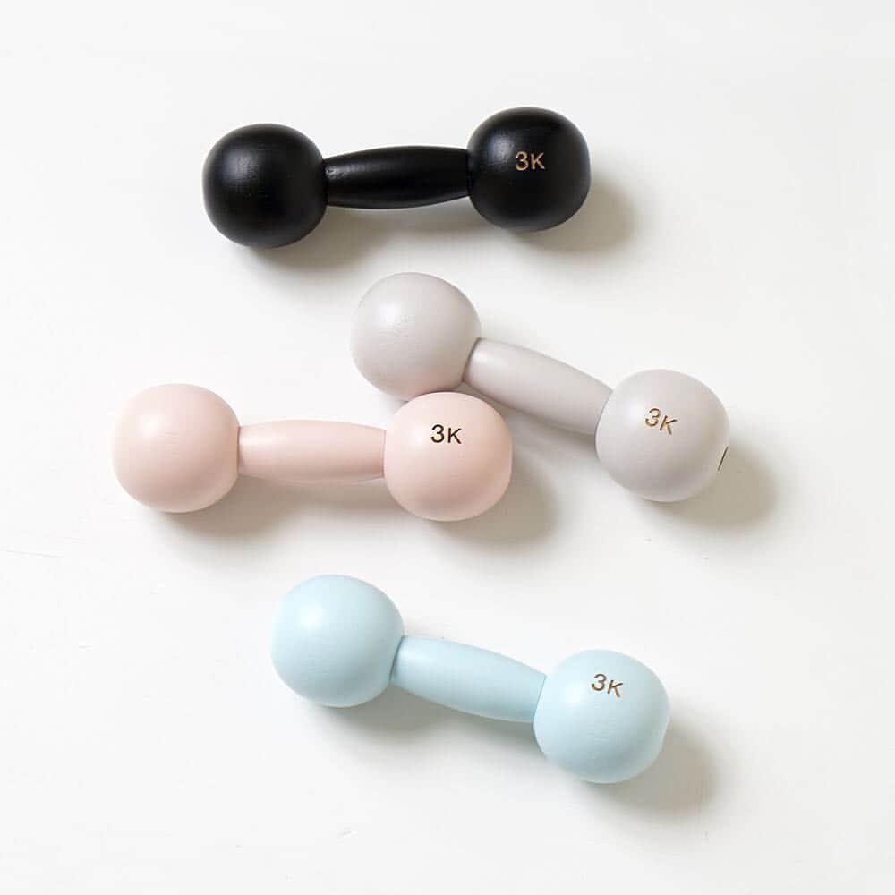 10mois(ディモワ) web shopさんのインスタグラム写真 - (10mois(ディモワ) web shopInstagram)「ダンベルみたいなガラガラ？﻿ まるでベビーがダンベルを持ち上げているみたいなガラガラを作りました！﻿ ﻿ 重たいダンベルをベビーが持ち上げてる？！と錯覚しそうなベビーダンベル。﻿ 3Kの表記は見た目だけで、実際は50gと軽量です。﻿ 食器衛生法をクリアした塗料を使用しているので、安心してお使いいただけます。﻿ ﻿ 【インスタキャンペーン実施中！】﻿ #ベビーダンベル　#10mois をつけて投稿した作品の中から優秀賞に選ばれた方に、﻿ 10moisアニバーサリータオルをプレゼント！﻿ ﻿ ◯応募方法﻿ １ 10moisベビーダンベルを購入。﻿ ２ ベビーダンベルを利用した写真を #ベビーダンベル #10mois をつけて投稿。﻿ ﻿ 応募対象投稿期間：2019年4月4日〜2019年5月31日﻿ ﻿ ご当選者の方にはInstagramアカウントに直接ご連絡させていただきます。﻿ ﻿ 皆様のご応募お待ちしております♪﻿ ﻿ #ベビーダンベル #ディモワ #10mois #ダンベル #ベビー #赤ちゃん #ガラガラ #ラトル #出産準備 #ベビーギフト #木のおもちゃ #出産祝い」4月4日 18時33分 - 10mois_official
