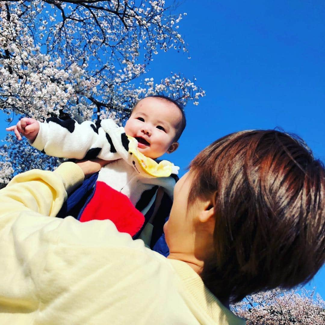 奥山絵里奈さんのインスタグラム写真 - (奥山絵里奈Instagram)「今年初のちゃんとした#お花見 in#新宿御苑 🌸 いつも撮影でお世話になってる中尾パパとモデルちゃん達と〜👶 #ベビーラッシュ で赤ちゃんいっぱい可愛かった😍 とっても楽しい時間でした☺️ 色々ありがとうございました🌸 ・ ・  新宿御苑は初めて行きましたが、入場料大人500円で#アルコール禁止 で鞄チェックなどもありました！  なので中は変な人はいない感じ😅 広々としていて、入場料もあるので人でゴタゴタしてなくてゆったり綺麗な桜を鑑賞出来ました！ あと桜が低い位置にあるので#インスタ映え も！ 新宿御苑はとても綺麗な場所だったのでオススメです🌸  #ママモデル #アラサーモデル #ママ友 #ボール禁止 #赤ちゃんとお出かけ #子連れスポット #東京観光 #japantrip #Japantravel #旅スタグラム #shinjuku #孫達」4月4日 18時44分 - erinaokuyama