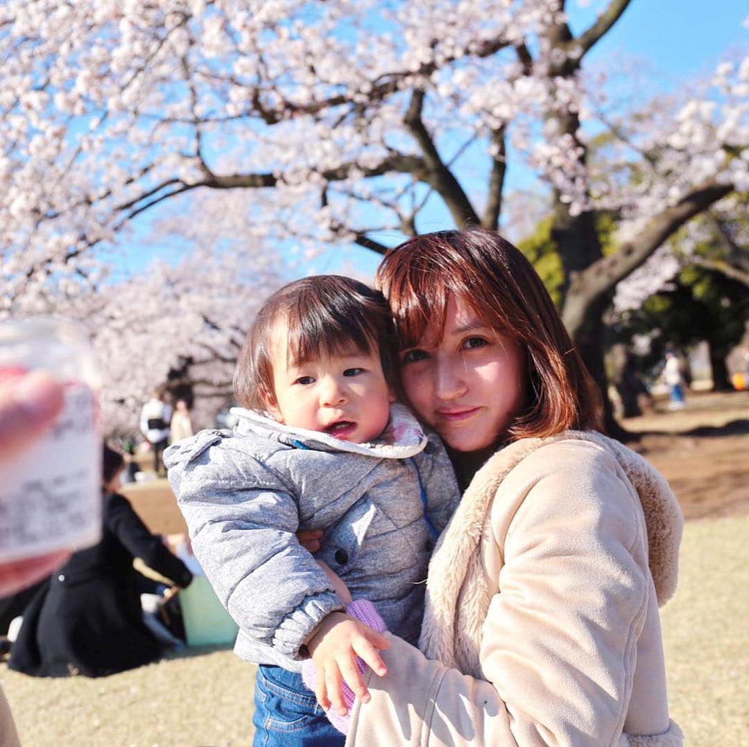 奥山絵里奈さんのインスタグラム写真 - (奥山絵里奈Instagram)「今年初のちゃんとした#お花見 in#新宿御苑 🌸 いつも撮影でお世話になってる中尾パパとモデルちゃん達と〜👶 #ベビーラッシュ で赤ちゃんいっぱい可愛かった😍 とっても楽しい時間でした☺️ 色々ありがとうございました🌸 ・ ・  新宿御苑は初めて行きましたが、入場料大人500円で#アルコール禁止 で鞄チェックなどもありました！  なので中は変な人はいない感じ😅 広々としていて、入場料もあるので人でゴタゴタしてなくてゆったり綺麗な桜を鑑賞出来ました！ あと桜が低い位置にあるので#インスタ映え も！ 新宿御苑はとても綺麗な場所だったのでオススメです🌸  #ママモデル #アラサーモデル #ママ友 #ボール禁止 #赤ちゃんとお出かけ #子連れスポット #東京観光 #japantrip #Japantravel #旅スタグラム #shinjuku #孫達」4月4日 18時44分 - erinaokuyama