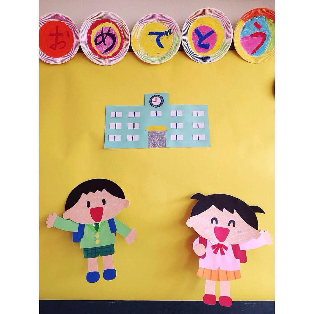 授業準備ならフォレスタネットさんのインスタグラム写真 - (授業準備ならフォレスタネットInstagram)「🌸入学おめでとう掲示🎒 新一年生を迎える準備の1つ。教室後の掲示です。 男の子と女の子の裏にダンボールを付けて、立体感を出しています♪ . 他にも便利で簡単に実践できる技が満載！ @forestanet 今回の実践は「ブッチー」で先生検索🔎 . #フォレスタネット にはすぐに使える#チェックリスト や#ワークシート 、#エクセル表 も満載😍 もちろんダウンロード#無料 👍 . #新年度準備 #学級開き #新卒 #初任 #先生 #小学校 #小学校の先生 #先生のたまご #教員採用試験 #教採 #勉強垢 #教師 #教師になりたい #春から先生 #入学式 #掲示物 #１年生 #おめでとう」4月4日 18時38分 - forestanet