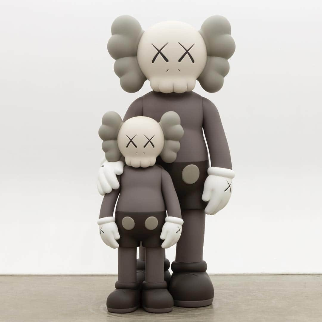 KAWSONEさんのインスタグラム写真 - (KAWSONEInstagram)「Good morning... #KAWS #Waiting #bronze #2017」4月4日 18時41分 - kaws