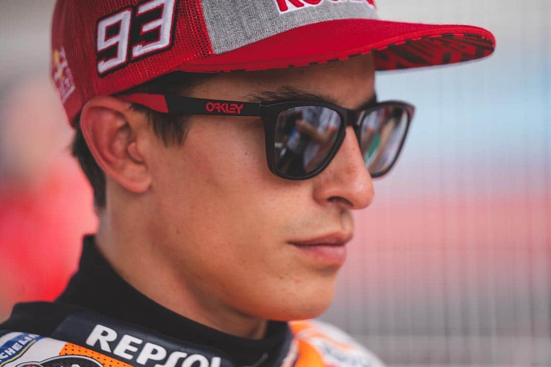レプソル・ホンダのインスタグラム：「We're pleased to announce @oakley as a new partner 😎  They'll not only keep us looking sharp in the eyewear department but also supplying our mechanics with their pit lane helmets 👷‍♂️ #SafeANDStylish」
