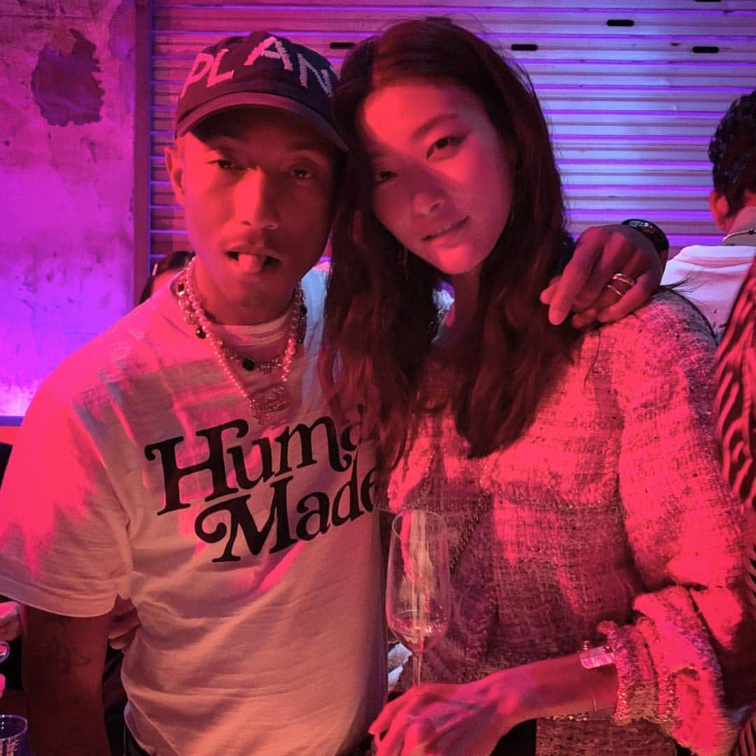 パク・ジヘさんのインスタグラム写真 - (パク・ジヘInstagram)「부끄럽지만 뒤늦게 올려보아요🙈 #chanelpharrell #happy #샤넬퍼렐 #갠소 #팬심」4月4日 18時46分 - jihyeparkjhp
