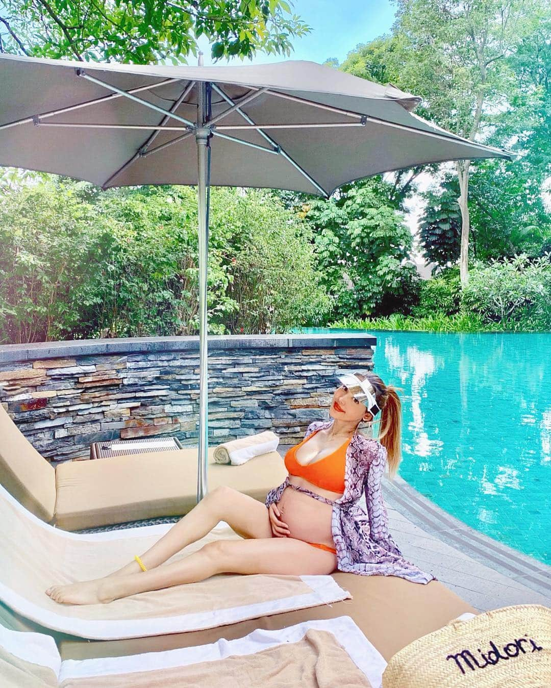 ヴァネッサみどりさんのインスタグラム写真 - (ヴァネッサみどりInstagram)「Hello Singapore!  #Babymoon 2019 🤰🏝👨🏽💘 . ベビちゃんが生まれる前に、 旦那さんと最後の2人きり旅行💕 シンガポール🇸🇬のリゾート🏝地、 セントサ島にきました☺️ . ハネムーンみたいだけど お腹に👶🏽もいるから こういう旅行のことを、 英語でベイビームーンって言うんだ🥰💕 #妊娠8ヶ月 #29weekspregnant」4月4日 18時47分 - midoritakechi