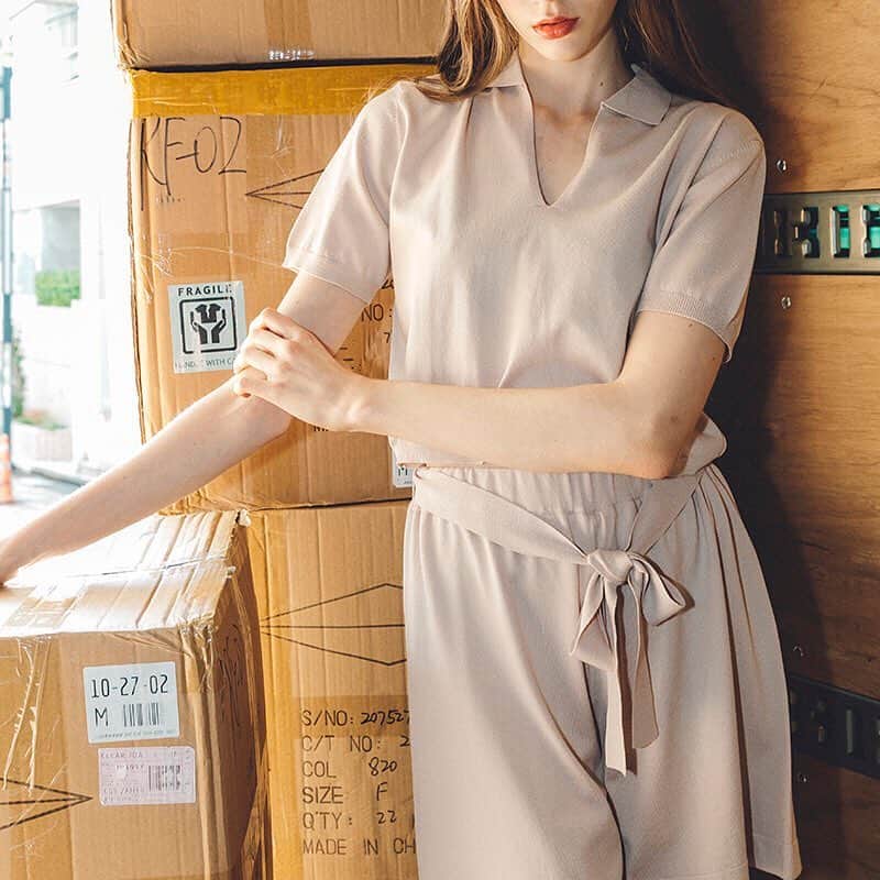 MINELALのインスタグラム：「【New Item】 #MINELAL 19Spring/Summer . ＊Skipper short knit 胸元のスキッパーが特徴的なニットです。  さりげなく開いた胸元がデコルテを綺麗に見せてくれ ます。 同素材のショートパンツと合わせてラフなスタイルやデニムでカジュアルに、スラックスパンツなどでキレイ目にもキマる万能アイテムです◎ . Color:Beige/Mocha . . MINELAL ONLINEへはプロフィールから☝️ . また、MINELAL ONLINE では新規会員登録をして下 さった方全員に500pointをプレゼントしております‼️ 商品を少しでも安く手に入れるチャンスですので、 この機会に是非ご登録下さいませ🎁」