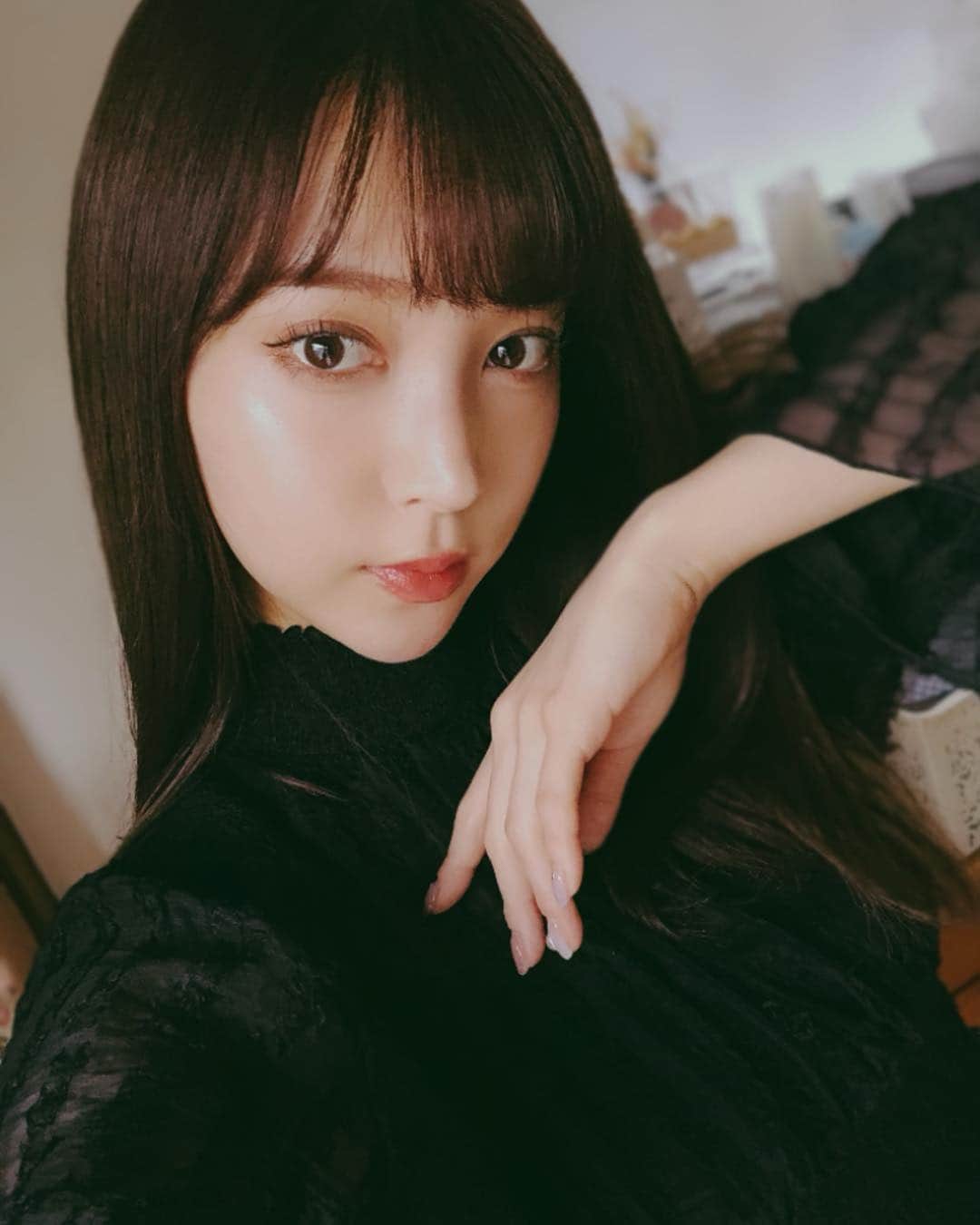 のインスタグラム：「珍しいストレートヘアー✨ 短めに前髪を切ってもらってスッキリ😊💓 行きつけの美容院#urealm  担当は森上さん✂️ @mineyukimorikami」