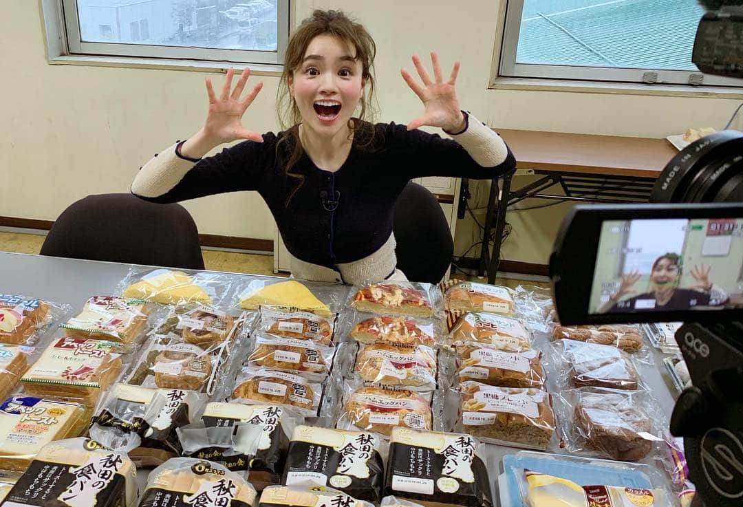 高田由香さんのインスタグラム写真 - (高田由香Instagram)「. テレビOA見てくれた方ありがとうううう！ . 先日の@ほっとTimeはたけや製パンさんの新商品のご紹介でした！ たけやのパン好きすぎて高校時代は１日６個も食べてたからね 笑 高校生ってすごい 笑 . 私的に、新商品のアベックトーストあまおういちごジャムをトースターでカリカリに焼いて食べたら超美味しかったよ！ 是非試してみて！！！ . 撮影時のオフショットが全部嬉しそう 笑笑 . . . . . . #たけや #たけやのパン #lattice #ラティス #高校時代 #爆食い #プチプラコーデ #ストーリー #おおぶりピアス #スニーカーコーデ #スニーカーコーディネート  #あまおう  #バナナボート #おーるすたー  #バリアフリー #allstar #ライブ #コッコ #チョコレート #食べることが好き #いちご #イチゴ #笑顔 #睡眠 #話がとまらない #話が止まらない #孤独 #寂しさ #音楽 #アベックトースト」4月4日 18時49分 - yukatakadaofficial