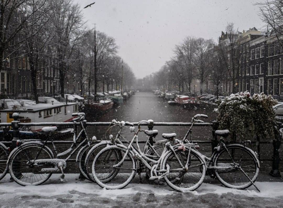 National Geographic Travelさんのインスタグラム写真 - (National Geographic TravelInstagram)「Photo by @mmuheisen | Bicycles are covered with snow in one of Amsterdam’s canals during snowfall in the city. For more photos and videos from different parts of the world, follow me @mmuheisen and @mmuheisenpublic #muhammedmuheisen #amsterdam #netherlands」4月4日 19時03分 - natgeotravel