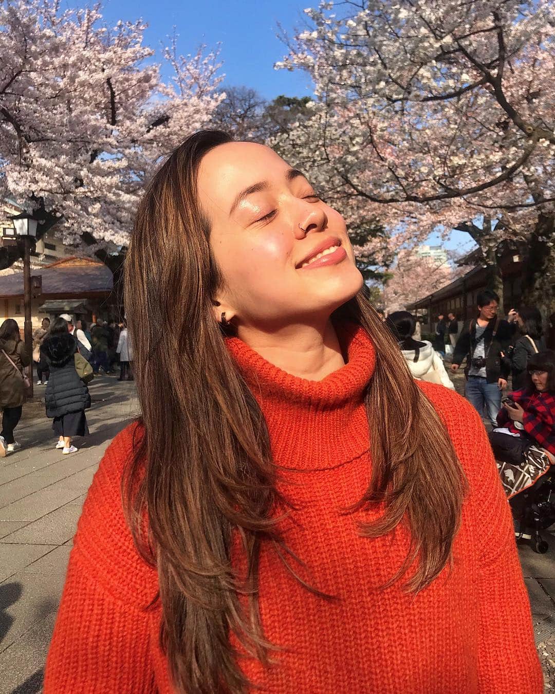 Tattyのインスタグラム：「肌、調子、良いです。嬉しいんです。日々の保湿やケアはもちろんだけどなにより改善したのは睡眠🙏所々赤みもあるしニキビ痕(生理前によく出てしまう)も全然あるし完璧ではないけど少しずつコンディションを改善できてるのがとにかく嬉しい。撮ってくれた母も"あなたなにしたの？"って言ってくれてむふふとなったとある日🌸」