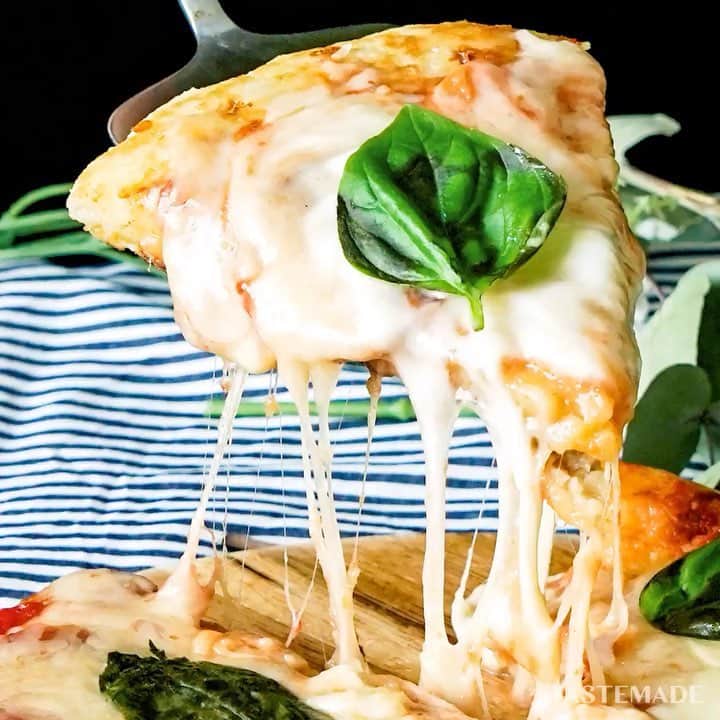 のインスタグラム：「【もっちっち！】じゃがいもでチーズピザ🍕⁣⠀ ⁣⠀ ⁣スマホアプリはレシピを簡単に探せるよ📲⠀⁣⠀ ダウンロードはプロフィールのURLをクリック👆⁣⠀ ⁣⠀ ■材料⠀⁣⠀ * 《生地》⁣⠀ * じゃがいも　3個⁣⠀ * 片栗粉　30g⁣⠀ * 牛乳　30ml⁣⠀ * ピザ用チーズ　40g⁣⠀ * 塩　小さじ1⁣⠀ * ⁣⠀ * サラダ油　大さじ2⁣⠀ * トマトソース　60g⁣⠀ * サラミ　8枚⁣⠀ * モッツァレラ　100g⁣⠀ * とろけるチーズ　100g⁣⠀ * バジル　適量⁣⠀ * 【事前準備】⁣⠀ * じゃがいもを茹でて柔らかくしておく。⁣⠀ ⁣⠀ ■手順⠀⁣⠀ 1. じゃがいもの皮をむきいてマッシュし、《生地》の他の材料を混ぜ合わせる。⁣⠀ 2. サラダ油をしいたフライパンに生地を広げて焼く。⁣⠀ 3. ひっくり返し、トマトソース、サラミ、とろけるチーズ、モッツァレラをのせて蓋をして焼く。⁣⠀ 4. お皿に移してバジルをのせ、切り分ける。⁣⠀ ⁣⠀ #food #foodie #cooking #recipe #tastemade #japan #japanese #japanesefood #pizza #potato #margherita⁣⠀ #料理 #クッキング #レシピ #おうちご飯 #おうちごはん #おうちカフェ #ランチ #お昼ごはん #夜ごはん #ディナー #じゃがいも #ピザ #マルゲリータ #もちもち⁣⠀」