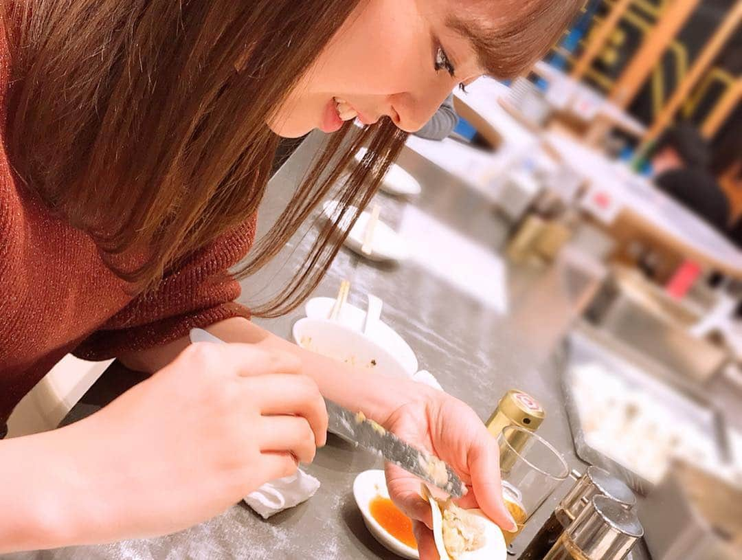 坂口理子さんのインスタグラム写真 - (坂口理子Instagram)「ずっと行きたかった餃子やさん🥟 だいぶ前に行ったんだけど笑 自分で包ませてもらえたんだー！ 私が頼んだのはピリ辛な麻辣餃子 お店の方に教えてもらいながら作りました！ あ、普通の焼き餃子も食べました🥺 餃子大好き〜！！ ビールにも合うし！最高！ 撮影はいとこです📸 #餃子 #餃子のラスベガス  #餃子ラスベガス #天神 #大名 #赤坂」4月4日 18時58分 - ricopi__hkt48