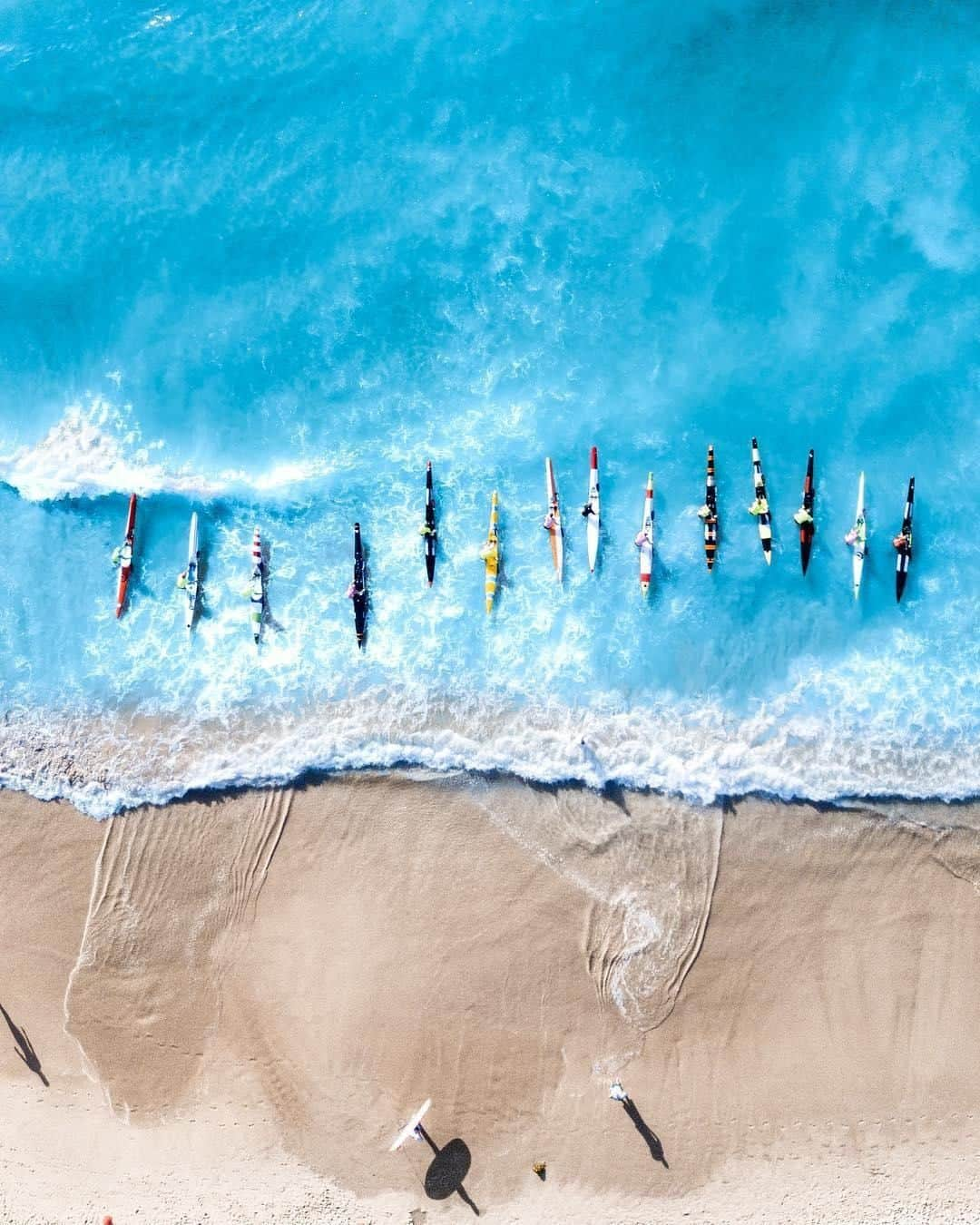 Australiaさんのインスタグラム写真 - (AustraliaInstagram)「Get in line for a sweet ride! 🛶🌊 @juicetin07 captured this group of surf-skiers racing back to @sydney’s #FreshwaterBeach after a paddle out in the ocean, which is a common scene around here. This stunning #beach that’s wedged between two headlands is a short walk from the more well-known #ManlyBeach, and boasts consistent waves as well as a 50-metre ocean pool that’s a lovely spot to swim laps. Kayaks are generally easier to handle than surf skis, and you can hire one from the nearby @manlykayakcentre, or join one of their guided tours to master your paddling skills and discover the stunning scenery in the area.  #seeaustralia #newsouthwales #ilovesydney #sydneylocal #surfing #travel」4月4日 19時00分 - australia