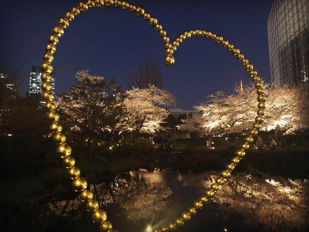 川村優希さんのインスタグラム写真 - (川村優希Instagram)「ハートの中に桜と東京タワー（ちょっとだけ）🌸🗼 . . #桜 #夜桜 #桜ライトアップ #六本木 #毛利庭園 #cherryblossom #sakura #roppongi #tokyo」4月4日 19時01分 - yuki.kawamura.official