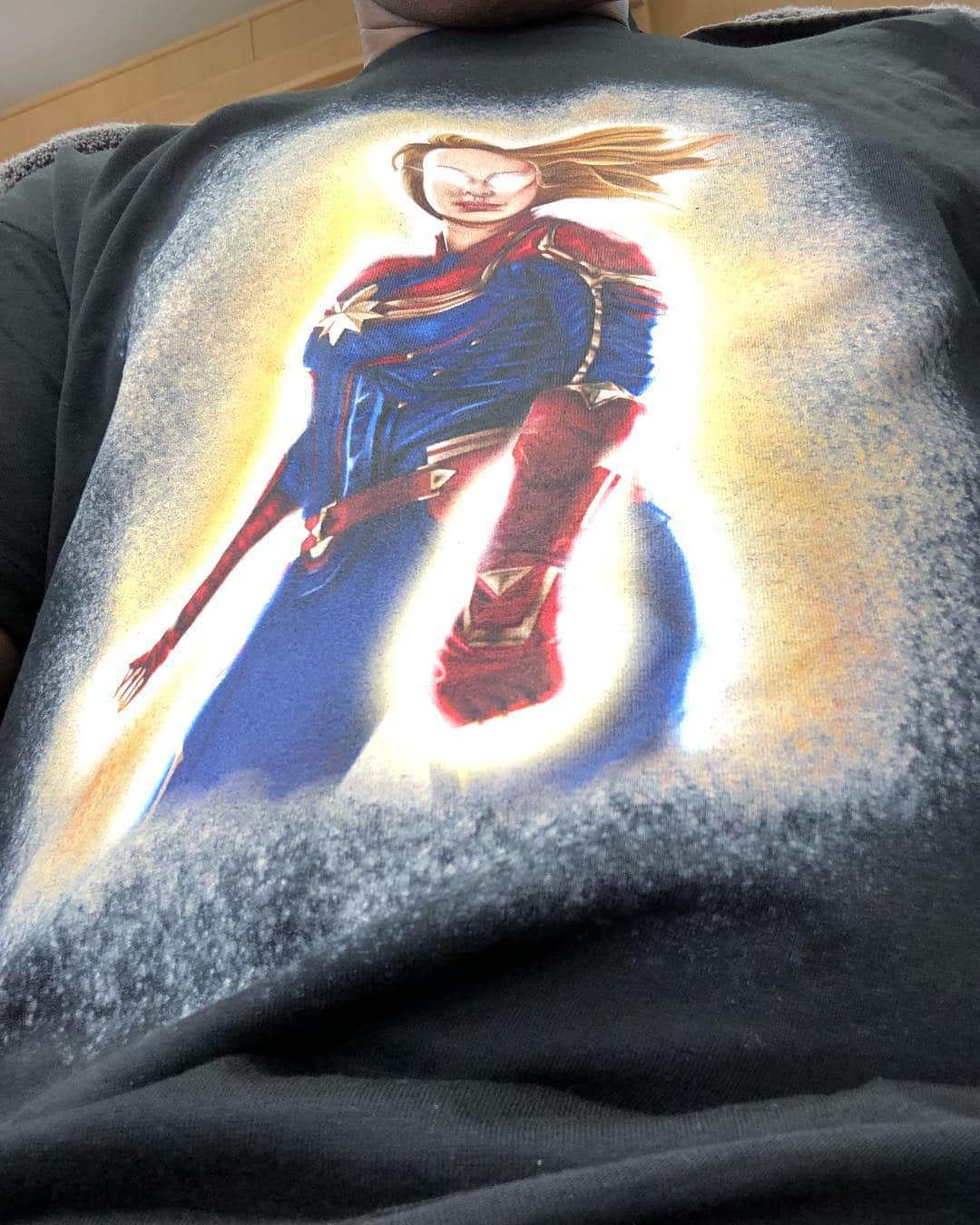 サミュエル・L・ジャクソンさんのインスタグラム写真 - (サミュエル・L・ジャクソンInstagram)「Big Up @brielarson joining the Billion$ Club for @captainmarvelofficial ‼️‼️Thanks @torirosenbaumx for the Dope Tee! #higherfurtherfaster#itsjustascratch#hitmanswifesbodyguard」4月4日 19時11分 - samuelljackson